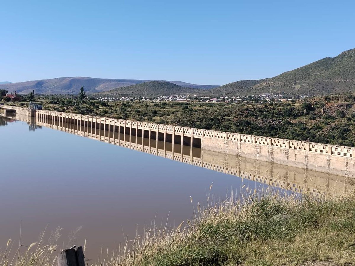 SANParksCNP's tweet photo. Either side of the Nqweba Dam wall in #CamdebooNationalPark - filled to capacity! #LiveYourWild @SANParks https://t.co/JRMBrTMiu0