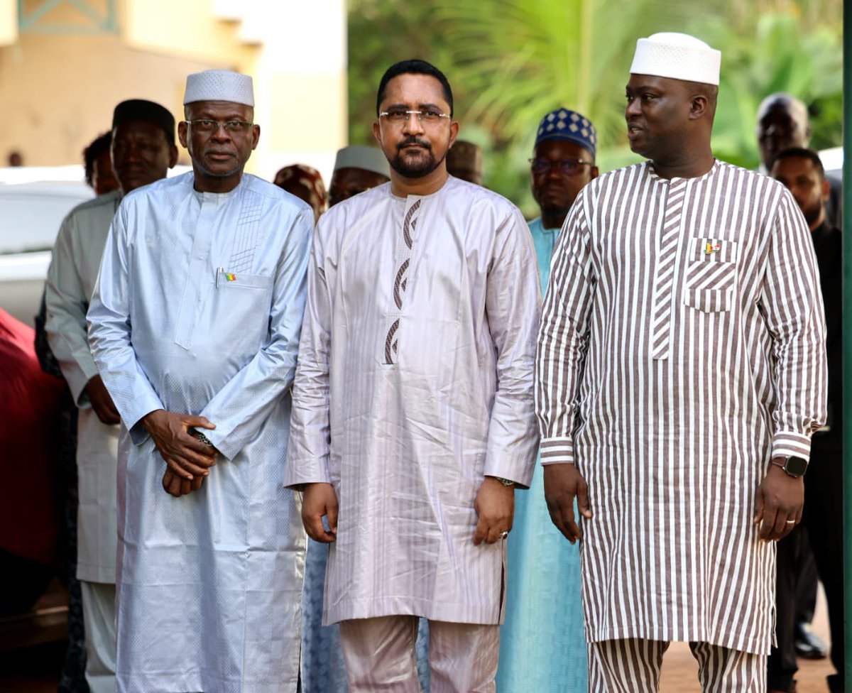 CommerceMali's tweet photo. MIC | Cérémonie aux couleurs 🇲🇱

Le Ministre Moussa Alassane DIALLO a participé, aux côtés du Ministre en charge de la Jeunesse ainsi que du Ministre en charge des Maliens établis à l’extérieur, à la traditionnelle cérémonie aux couleurs à la Cité administrative. 

Cet exercice citoyen mensuel constitue un moment de rassemblement autour des valeurs républicaines, du patriotisme et de l’attachement aux symboles de l’État. 

Il rappelle à chaque citoyen et à chaque agent public son devoir de contribuer, par son engagement quotidien, au renforcement de l’unité nationale, de la cohésion sociale et du développement du Mali 🇲🇱

#Mali #Ceremonieauxcouleurs
