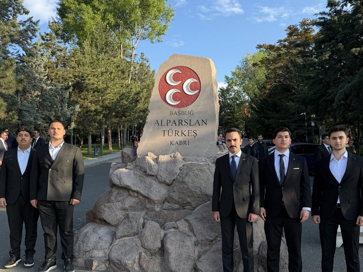 ituulkuculeri's tweet photo. İstanbul Teknik Üniversitesi Ülkücüleri olarak, Başbuğumuz Alparslan Türkeş’i kabri başında dualarla yad ettik. https://t.co/CERS6ZAM3K