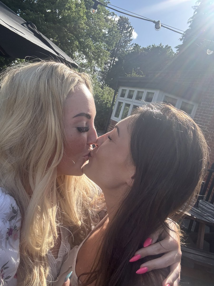 cheatingGF2026's tweet photo. I really want @charlotteplayx to eat me out who wants to see it 🩷 #hampshire #GirlyGirly #eatme https://t.co/8tvOTlZp6X