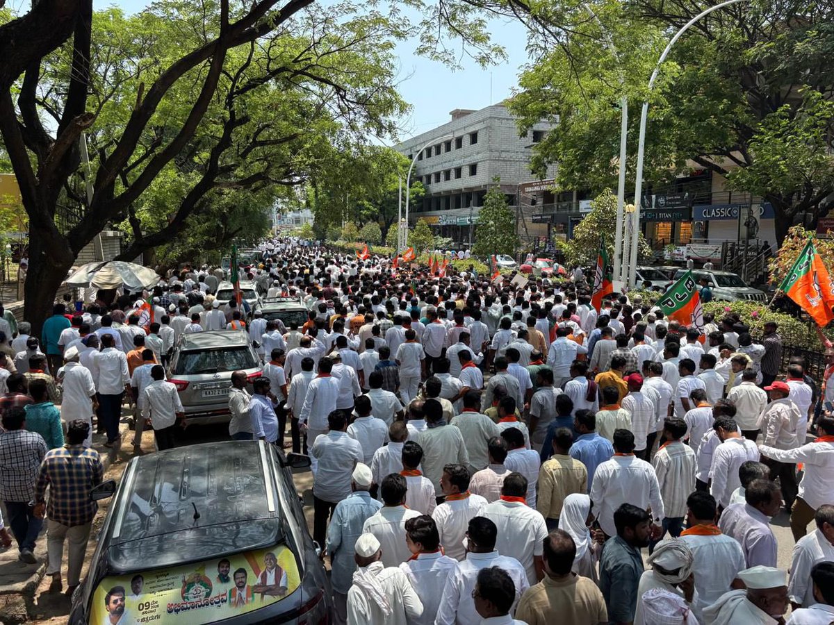 BYVijayendra's tweet photo. ಆಳಂದದ ಲಾಡ್ಲೆ ಮಶಾಕ್ ದರ್ಗಾ ಗಲಭೆ ಪ್ರಕರಣ ಹಿಂಪಡೆದ @INCKarnataka ಸರ್ಕಾರದ ಕಾನೂನು ಬಾಹಿರ ಕ್ರಮದ ವಿರುದ್ಧ ಇಂದು ಕಲಬುರಗಿಯಲ್ಲಿ ನಡೆದ ಬೃಹತ್ ಪ್ರತಿಭಟನೆಯಲ್ಲಿ ಪಾಲ್ಗೊಂಡು, ದುಷ್ಕರ್ಮಿಗಳ ವಿರುದ್ಧ ಪ್ರಕರಣ ಮರು ದಾಖಲಿಸಿಕೊಂಡು ಕಾನೂನು ರೀತ್ಯಾ ಕಠಿಣ ಕ್ರಮ ತೆಗೆದುಕೊಳ್ಳಲೇಬೇಕು ಎಂದು ಆಗ್ರಹಿಸಲಾಯಿತು. ಪವಿತ್ರ ರಾಘವ ಚೈತನ್ಯ ಶ್ರೀ ಶಿವಲಿಂಗ ದೇವಸ್ಥಾನದ ಅಪಚಾರ ನಡೆಸಿದ ಗಲಭೆಕೋರರ ಮೇಲಿನ ಮೊಕದ್ದಮೆಗಳನ್ನು ಹಿಂಪಡೆದಿರುವ ಈ ತುಘಲಕ್ ಕಾಂಗ್ರೆಸ್ ಸರ್ಕಾರದ ಕ್ರಮ ಅತ್ಯಂತ ಖಂಡನೀಯ. ಕೇವಲ ತನ್ನ ಓಟ್ ಬ್ಯಾಂಕ್ ತುಷ್ಟೀಕರಣಕಾರಣಕ್ಕಾಗಿ ರಾಜ್ಯ ಸರ್ಕಾರವೇ ಸಮಾಜಘಾತುಕರ ಪರ ನಿಂತರೆ ಜನತೆಯ ಗತಿಯೇನು?  

'ಹೇಳುವುದು ಆಚಾರ, ತಿನ್ನೋದು ಬದನೆಕಾಯಿ' ಎನ್ನುವಂತೆ ಈ ಕಾಂಗ್ರೆಸ್ ಸರ್ಕಾರ ಬಾಯಲ್ಲಿ ಹೇಳುವುದಕ್ಕೂ ಕಾರ್ಯತಃ ಮಾಡುವುದಕ್ಕೂ ಸಂಬಂಧವೇ ಇಲ್ಲ. ತಮ್ಮ ಮತ ಬ್ಯಾಂಕ್ ಸಂತೃಪ್ತಿಗಾಗಿ ಜನರ ಧಾರ್ಮಿಕ ನಂಬಿಕೆಗಳ ಮೇಲೆ ಆಕ್ರಮಣ ಮಾಡಿದವರನನ್ನು, ಶ್ರದ್ಧಾಕೇಂದ್ರಗಳ ಮೇಲೆ ದಾಳಿ ಮಾಡಿದವರನ್ನು ರಕ್ಷಿಸುತ್ತಿರುವಷ್ಟು ನೈತಿಕವಾಗಿ ಕುಸಿದಿದೆ. ಒಂದು ಧರ್ಮದವರನ್ನು ಓಲೈಸಲು, ಇನ್ನೊಂದು ಧರ್ಮಕ್ಕೆ ಅವಮಾನ ಮಾಡಿದ ನೀಚರನ್ನೇ ರಕ್ಷಿಸುವಷ್ಟು ಬೌದ್ಧಿಕ ದಿವಾಳಿತನ ಪ್ರದರ್ಶಿಸಿದೆ. ಈ ಕಾಂಗ್ರೆಸ್ ಸರ್ಕಾರ ತುಷ್ಟೀಕರಣ ರಾಜಕೀಯ, ರಾಜ್ಯದ ಕಾನೂನು ಸುವ್ಯವಸ್ಥೆಯ ಅಧಃಪಾತಕ್ಕೆ ಕನ್ನಡಿ ಹಿಡಿದಿದೆ. ರಾಜ್ಯ ಸರ್ಕಾರ ಕೂಡಲೇ ಎಚ್ಛೆತ್ತುಕೊಂಡು ದುಷ್ಕರ್ಮಿಗಳ ವಿರುದ್ಧ ಕಠಿಣ ಕ್ರಮ ತೆಗ���ದುಕೊಳ್ಳದೆ ಇದ್ದಲ್ಲಿ ಕಲಬುರ್ಗಿಯ ಪ್ರತಿಭಟನೆಯ ಕಿಚ್ಚು ರಾಜ್ಯಾದ್ಯಂತ ಹರಡಲಿದೆ.

ಬಹುಸಂಖ್ಯಾತರ ಭಾವನೆಗಳೊಂದಿಗೆ ಆಟವಾಡುತ್ತಿರುವ ಮತಿಗೆಟ್ಟ ಕಾಂಗ್ರೆಸ್ ಸರ್ಕಾರದ ಇಂತಹ ಜನವಿರೋಧಿ ಧೋರಣೆಗಳನ್ನು ನಮ್ಮ ಪಕ್ಷ ಎಂದಿಗೂ ಸಹಿಸುವುದಿಲ್ಲ. ನಮ್ಮ ಧರ್ಮ, ನಮ್ಮ ಸಂಸ್ಕೃತಿ ಮತ್ತು ಸಮಾಜದ ಶಾಂತಿಯನ್ನು ಕದಡುವ ಶಕ್ತಿಗಳಿಗೆ ಕಾಂಗ್ರೆಸ್ ಸರ್ಕಾರದ ಪ್ರೋತ್ಸಾಹದ ವಿರುದ್ಧ ನಮ್ಮ ಹೋರಾಟ ಮತ್ತಷ್ಟು ತೀವ್ರಗೊಳ್ಳಲಿದೆ. ಕಾಂಗ್ರೆಸ್ಸಿನ ಹಿಂದೂ ವಿರೋಧಿ ಧೋರಣೆಗೆ ಜನರೇ ತ���್ಕ ಪಾಠ ಕಲಿಸಲಿದ್ದಾರೆ. ಪಕ್ಷದ ಕಲಬುರಗಿ ಗ್ರಾಮಾಂತರ ಜಿಲ್ಲಾಧ್ಯಕ್ಷ ಶ್ರೀ ಅಶೋಕ್ ಬಗಲಿ, ಬೀದರ್ ಜಿಲ್ಲಾಧ್ಯಕ್ಷ ಶ್ರೀ ಸೋಮನಾಥ ಪಾಟೀಲ್, ಶಾಸಕರ���ಗಳಾದ ಶ್ರೀ ಶೈಲೇಂದ್ರ ಬೆಲ್ದಾಳೆ, ಶ್ರೀ ಬಸವರಾಜ ಮತ್ತಿಮೂಡ್, ಶ್ರೀ ಅವಿನಾಶ್ ಜಾಧವ್, ವಿಧಾನ ಪರಿಷತ್ ಸದಸ್ಯರುಗಳಾದ ಶ್ರೀ ಬಿ.ಜಿ. ಪಾಟೀಲ್, ಶ್ರೀ ಶಶಿಲ್ ನಮೋಶಿ, ಮಾಜಿ ಕೇಂದ್ರ ಸಚಿವ ಶ್ರೀ ಭಗವಂತ ಖೂಬಾ, ಮಾಜಿ ಸಂಸದ ಡಾ. ಉಮೇಶ್ ಜಾಧವ್, ಮಾಜಿ ಶಾಸಕರುಗಳಾದ ಶ್ರೀ ಸುಭಾಷ್ ಗುತ್ತೇದಾರ್, ಶ್ರೀ ಅಪ್ಪುಗೌಡ,  ಶ್ರೀ ನರಸಿಂಹ ನಾಯಕ್ (ರಾಜು ಗೌಡ) ಸೇರಿದಂತೆ ಹಲವಾರು ನಾಯಕರು, ಜನಪ್ರತಿನಿಧಿಗಳು, ಪ್ರಮುಖರು, ಮುಖಂಡರು, ಹೆಚ್ಚಿನ ಸಂಖ್ಯೆಯಲ್ಲಿ ನಮ್ಮ ಕಾರ್ಯಕರ್ತರು ಮತ್ತು ಸಾರ್ವ��ನಿಕ ಬಂಧುಗಳು ಉಪಸ್ಥಿತರಿದ್ದರು.

#CongressFailsKarnataka #HinduVirodhiCongress