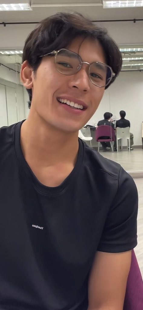 BuijsJii's tweet photo. แว่นท็อปเจริญ                                            แว่นบิวตี้ฟลู https://t.co/NOdOXyZh35