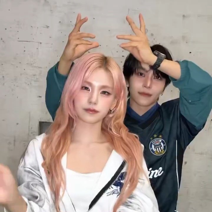 xxinlongie's tweet photo. At this point, if someone told me yeji and xinlong were biological siblings, I'd believe them 😭 https://t.co/Sm6FcuTdAJ