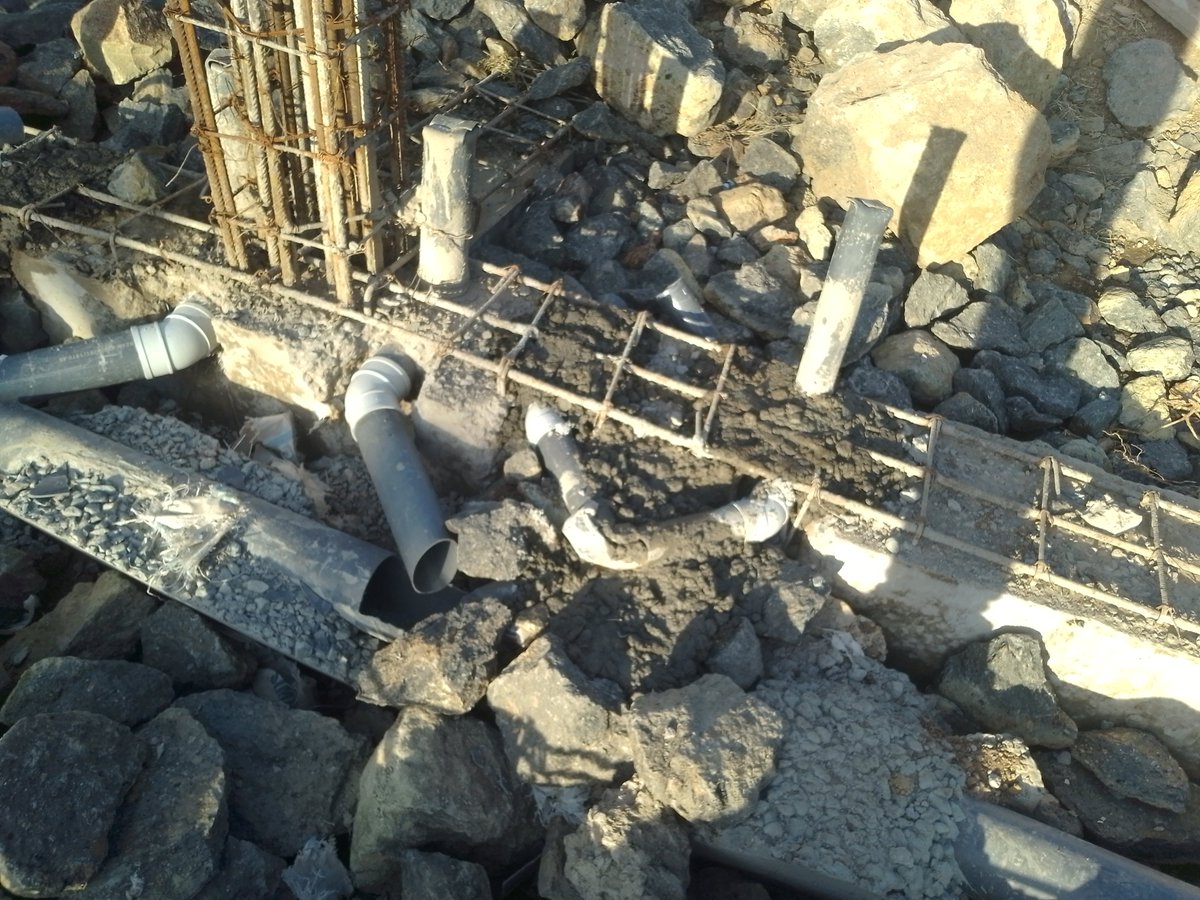 roburtotinga1's tweet photo. Point setting ensures plumbing and electrical points are pre-established and casted on the slub of each house floor so as to provide a link to join the plumbing and electrical pipes after the walls have been erected to minimize hacking the slabs with may weaken the structure. https://t.co/zcMSr8zRry