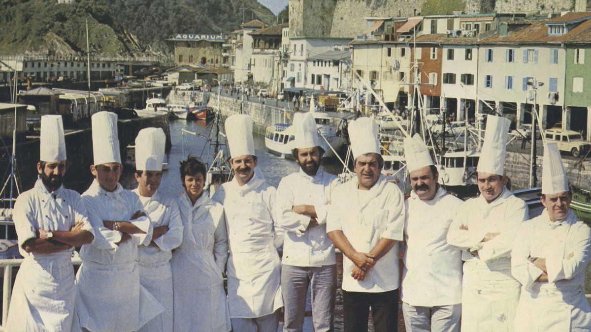 PedroSubijana's tweet photo. 𝐄𝐥 𝐠𝐫𝐮𝐩𝐨 𝐝𝐞 𝐥𝐨𝐬 𝐝𝐨𝐜𝐞. “No éramos ni sociedad, ni empresa, ni asociación. Solo un compromiso : la cocina vasca merecía conservarse y difundirse.”

50 años de la Nueva Cocina Vasca
Donde empezó todo.
1976 – 2026 https://t.co/8RRCwizMJ8