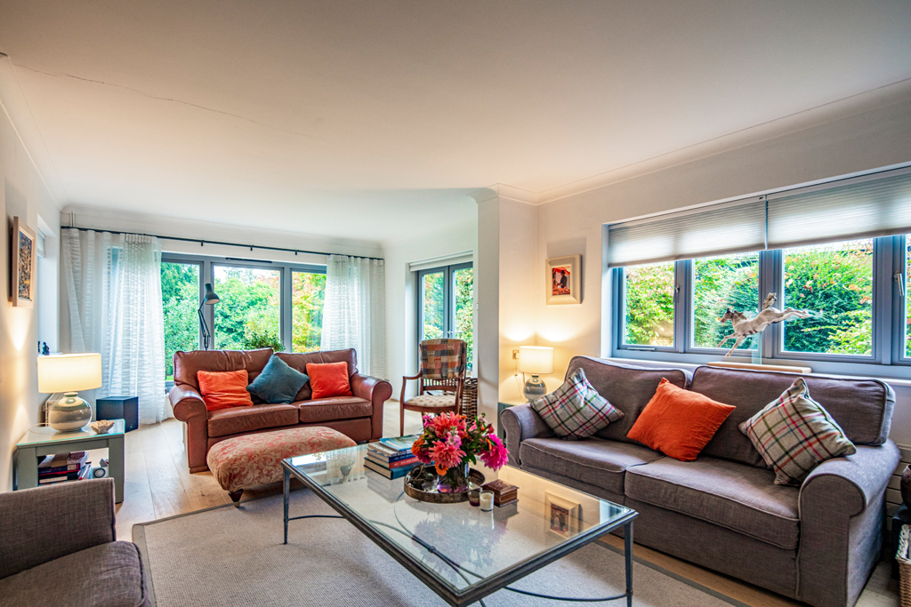 Warmingham's tweet photo. A beautifully presented detached house of 2,917 sq ft  benefitting from total renovation by the current owners and offering high specification within stunning landscaped gardens of 0.6 of an acre.  Streatley.  £1,650,000. #OpeningNewDoors #Property https://t.co/cWZhYk2vYy https://t.co/4X29GAGpHP