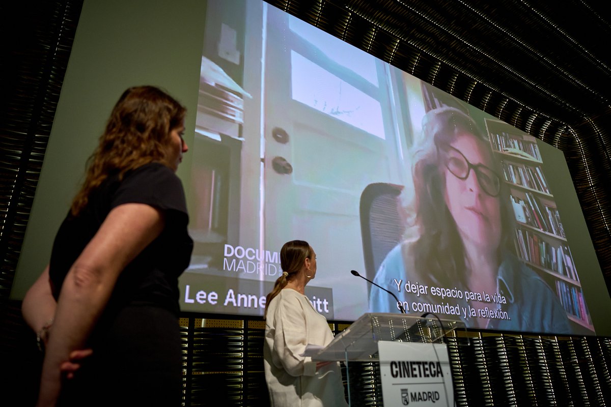 DocumentaMadrid's tweet photo. ¡Con la entrega del palmarés, se clausuró la 23ª edición de #DocumentaMadrid!
🥇 'Evidence', de Lee Anne Schmitt, y 'Krakatoa', de Carlos Casas, han resultado ganadoras de #Documenta2026
🏅'Atlas de la desaparición' de Manuel Correa y 'The Recce de Daniel Mann' han sido galardonadas con los Premios Fugas Nacional e Internacional, respectivamente
🏆El proyecto 'Escribir nuestro nombre y seguir' de Fernando Vílchez Rodríguez y Lili Albornoz se alza con los premios #CorteFinal y el distribución de la #AgenciaFreak
Aquí todas las películas galardonadas
👉🏻 https://t.co/2h4BJUBYUa