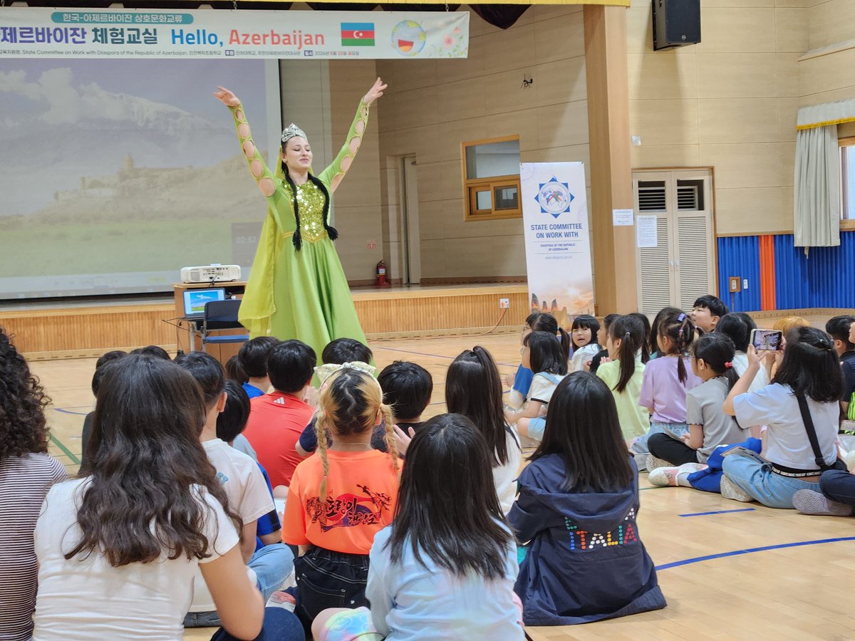 AzEmbKorea's tweet photo. Koreya Respublikasının İnçon şəhərində yerləşən Bekhakço İbtidai Məktəbində “Azərbaycan Günü” adlı tədbir keçirilib. Tədbir Səfirliyimiz, İnha Universitetinin Multikulturalizm kafedrası, İnçeon Şəhər Təhsil İdarəsi və Bekhakço İbtidai Məktəbinin birgə təşkilatçılığı, Azərbaycan Respublikasının Diasporla İş üzrə Dövlət Komitəsinin dəstəyi ilə baş tutub.
Tədbirin əsas məqsədi ölkəmiz və mədəniyyətimizin koreyalı məktəblilərə tanıdılması olub.
“Azərbaycan Günü”nə qatılan şagirdlərə Azərbaycan haqqında ətraflı məlumat verilib, ölkəmizin zəngin mədəniyyətini əks etdirən milli musiqi və rəqs nümunələri təqdim olunub, eləcədə onların iştirakı ilə müxtəlif interaktiv, maarifləndirici və əyləncəli proqramlar təşkil edilib.