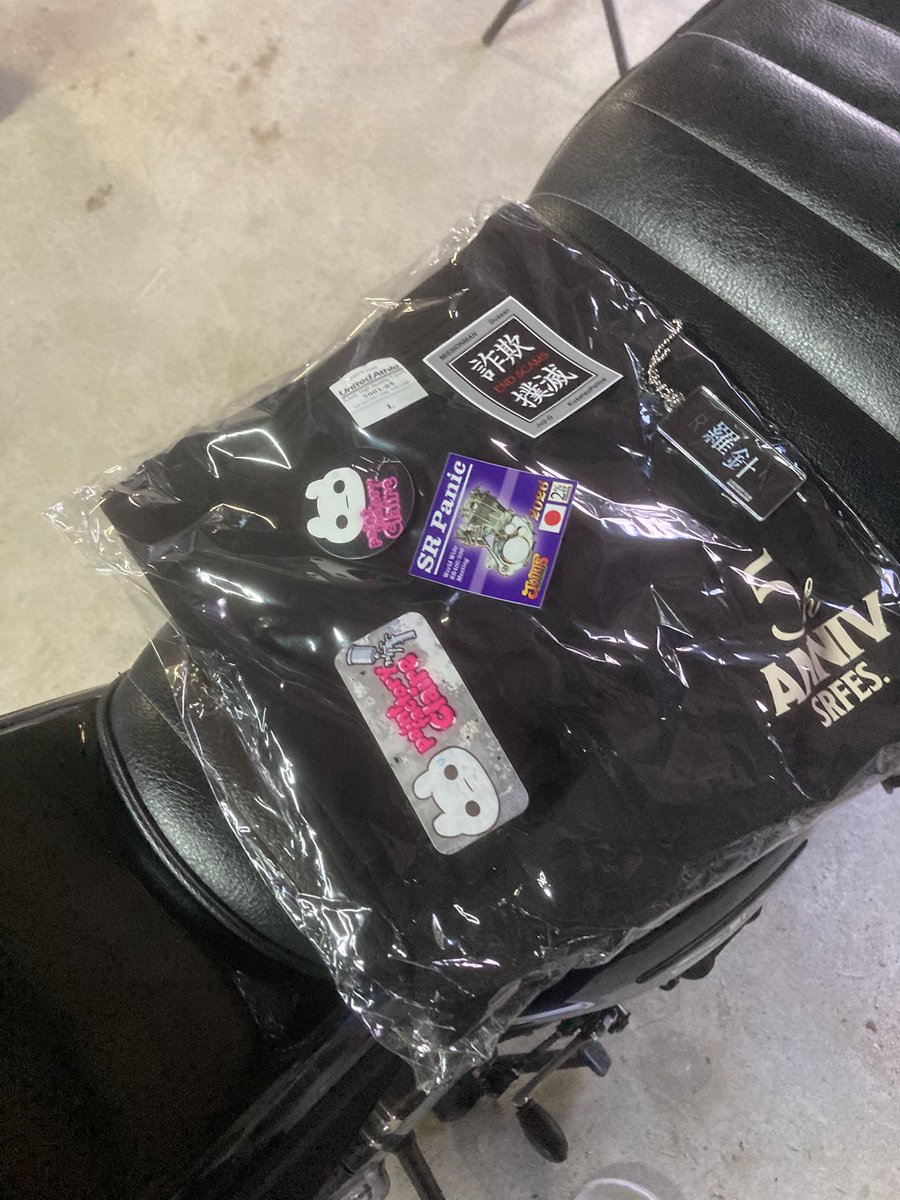 tatu_sr400's tweet photo. 帰宅後即寝落ちしたため今さら荷解き🤣

ミーティングでいただいた＆購入した戦利品の数々✨

あれ、ミーティングのステッカーが無い…😱😱
配布された添加剤と一緒にしといたはずなのに、、多分落とした😭
ショックすぎる、、😭😭😭

 #関西SRミーティング2026
#SRFES
 #SR400 #SR500
 #関西SRMT2026 https://t.co/1NBwOM3o53