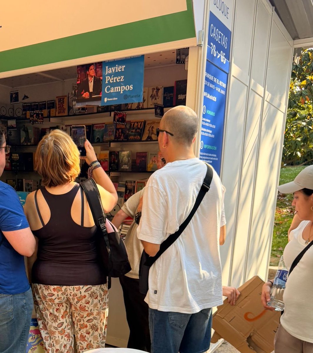 JaviPerezCampos's tweet photo. Llevo 13 años firmando en la Feria del Libro de Madrid, y siempre me sorprendo igual con las cosas bonitas que pasan. Mil gracias a todos los que vinisteis con vuestros libros, o simplemente a saludar. ¡Fue un placer!
Y el sábado 13 junio más. De 19:30 a 20:45, caseta 269. https://t.co/gfz6tG4ZKm