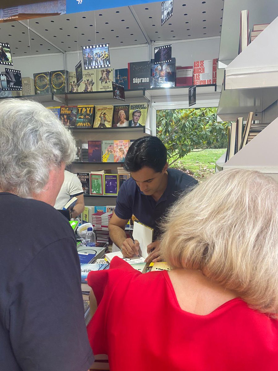 JaviPerezCampos's tweet photo. Llevo 13 años firmando en la Feria del Libro de Madrid, y siempre me sorprendo igual con las cosas bonitas que pasan. Mil gracias a todos los que vinisteis con vuestros libros, o simplemente a saludar. ¡Fue un placer!
Y el sábado 13 junio más. De 19:30 a 20:45, caseta 269. https://t.co/gfz6tG4ZKm