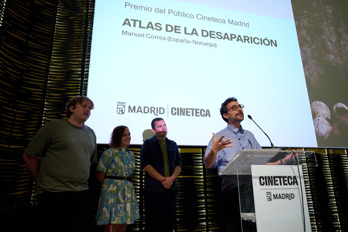 DocumentaMadrid's tweet photo. ¡Con la entrega del palmarés, se clausuró la 23ª edición de #DocumentaMadrid!
🥇 'Evidence', de Lee Anne Schmitt, y 'Krakatoa', de Carlos Casas, han resultado ganadoras de #Documenta2026
🏅'Atlas de la desaparición' de Manuel Correa y 'The Recce de Daniel Mann' han sido galardonadas con los Premios Fugas Nacional e Internacional, respectivamente
🏆El proyecto 'Escribir nuestro nombre y seguir' de Fernando Vílchez Rodríguez y Lili Albornoz se alza con los premios #CorteFinal y el distribución de la #AgenciaFreak
Aquí todas las películas galardonadas
👉🏻 https://t.co/2h4BJUBYUa