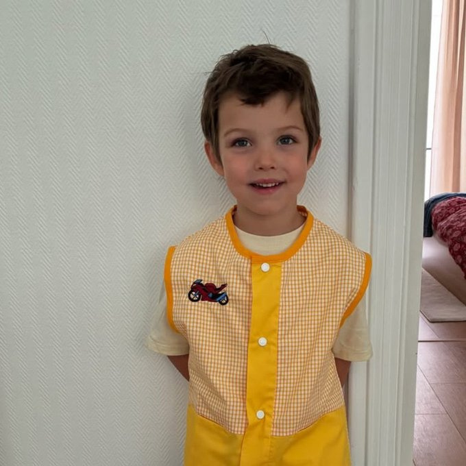 LMPositif's tweet photo. 🇫🇷 Très bonne nouvelle ! Après des mois d’attente et un vaste élan de solidarité, Elio, 4 ans, atteint d’une leucémie rare, a reçu sa greffe de moelle osseuse ! L’intervention s’est bien déroulée et la famille entre désormais dans la phase de surveillance post-greffe, cruciale pour la suite de son rétablissement. 🙏 (France 3)

📸 thomaspapa