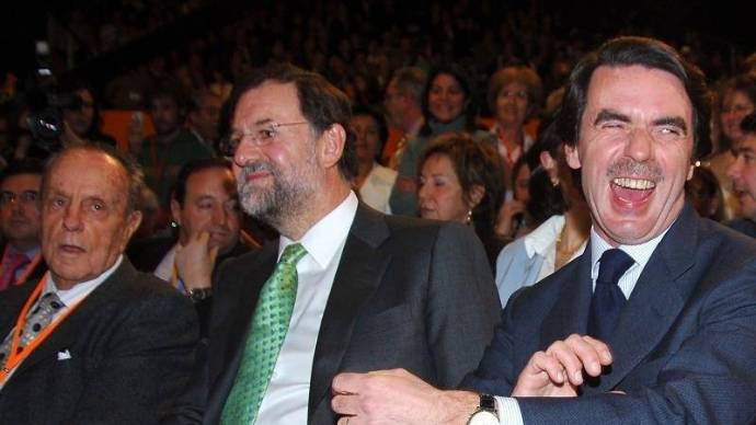 outsidersesp's tweet photo. Corrupción: España, una y grande. 

A continuación sólo algunos de los casos más sonados, para recordar que desde 1975, con la llegada de la supuesta "democracia", España ha estado regida por criminales. 

Los desglosaremos por gobierno:

Gobierno UCD 1976-1982

- Caso aceite de colza: 
Aceite adulterado, que provocó el envenenamiento de 60.000 españoles y la muerte de 700.

- Caso Fidecaya: 
Agujero en esta entidad de ahorro creada en 1952 e intervenida en 1980, con 250.000 afectados y estafa de 1.800 millones de pesetas. El Gobierno forzó una liquidación que el Tribunal de Cuentas consideró irregular. El déficit patrimonial de la empresa fue estimado en 7.000 millones de pesetas, la mitad de los ahorros depositados en ella, que fueron garantizado en un 90% por el Estado. El propietario, Edmundo Alfaro, fue procesado por estafa, y Fidecaya comprada por Rumasa, ante la oposición del Gobierno. El caso fue archivado a petición de la Fiscalía en 1989.

Gobierno PSOE 1982-1996

- Caso Flick: 
Trama española de un gran caso de financiación ilegal de partidos y evasión de impuestos en la RFA, por parte del multimillonario ultraderechista Friedrich Karl Flick. La Fundación Friedrich Ebert, del SPD, destinó donaciones de Flick por valor de millón de marcos para financiar al PSOE.

- Caso KIO: 
Suspensión de pagos por valor de 300.000 millones de pesetas. El gerente de esta sociedad en España, Javier de la Rosa, y sus colaboradores habrían robado, según la acusación particular, 30.000 millones de pesetas. Caso Wardbase: Una causa separada del anterior, referida a un pago fraudulento realizado por Javier de la Rosa a Manuel Prado y Colon de Carvajal por importe de 1.900 millones de pesetas.

- Caso de los fondos reservados: 
Desvío de partidas destinadas a la lucha contra la disidencia política por valor de 5 millones de euros entre los años 1987 y 1993 para uso privado, enriquecimiento personal y pago de sobresueldos y gratificaciones a siete altos funcionarios del ministerio del Interior.

- Caso Rumasa: 
Expropiación, venta y liquidación de este holding, debido a las irregularidades en su gestión por parte de la familia Ruiz-Mateos.

- Caso Filesa: 
Financiación ilegal del PSOE a través de las empresas tapadera Filesa, Malesa y Time-Export, que entre 1988 y 1990 cobraron importantes cantidades de dinero en concepto de estudios de asesoramiento para destacados bancos y empresas de primera línea que nunca llegaron a realizarse. Entre las personas vinculadas a estas operaciones se encontraban el diputado socialista por Barcelona, Carlos Navarro, y el responsable de finanzas del PSOE, Guillermo Galeote.

- Caso AVE: 
Cohecho y falsedad en relación con las supuestas comisiones ilegales obtenidas por la adjudicación del proyecto del tren de alta velocidad Madrid-Sevilla.

- Caso Seat: 
Pago de 175 millones de pesetas por parte del PSOE a directivos de SEAT, para la recalificación irregular de terrenos de esta empresa, con el objetivo de financiar ilegalmente al PSOE. Aunque en la Sentencia consideró probados los hechos, absolvió a los acusados por haber prescrito el delito.

- Caso Osakidetza: 
En las oposiciones al Servicio Vasco de Salud de 1990, "cambiazo" masivo de exámenes que obligó a repetir gran parte de las pruebas, a las que se habían presentado 50.000 aspirantes. Fueron detenidos Pedro Pérez, director de gestión económica de Osakidetza, y otras tres personas militantes del PSOE, acusadas de fraude con objeto de beneficiar a miembros del PSOE y UGT e instalar un grupo de personas afines en puestos de responsabilidad.

- Caso Cesid: 
Escuchas ilegales practicadas por los servicios secretos españoles en la sede de Herri Batasuna en Vitoria.

- Operación Mengele: 
Presunto secuestro y expermientación ilegal con tres mendigos, uno de los cuales murió, por parte del Cesid y el cardiólogo Diego Figuera, con objeto de probar un sedante que debía administrarse a Josu Urrutikoetxea Bengoetxea, al que se planeaba secuestrar. La causa procesal, instruída por el juez Garzón, fue sobreseída en 1999 a petición de la Fiscalía General.

Gobierno PSOE 1982-1996

Caso Guerra: 
Condena de Juan Guerra, hermano del vicepresidente Alfonso Guerra, por los delitos de cohecho, fraude fiscal, tráfico de influencias, prevaricación, malversación de fondos y usurpación de funciones.

Caso Casinos: 
Desvío de unos 3.000 millones de pesetas de la sociedad Casinos-Inverama por parte de su presidente, Artur Suqué, mil de los cuales habrían sido destinados a la financiación ilegal de Convergencia i Unió.

Caso Ibercorp: 
Especulación bursátil con valores bancarios por parte de Mariano Rubio, gobernador del Banco de España.

Caso Urbanor:
Irregularidades en las transacciones para la construcción de las famosas torres KIO, cuando la sociedad Urbanor vendió los terrenos de la Plaza Castilla de Madrid, al grupo kuwaití KIO. Reconociendo los hechos delictivos, el Tribunal Supremo absolvió a los acusados por las prescripción de los mismos. Sin embargo, la Audiendia de Madrid dictó en 2010 pena de cárcel, ratificada por el propio Supremo, por falsedad documental en su defensa.

Caso Sarasola: 
Gestión irregular por parte de este empresario guipuzcoano del Hipódromo de La Zarzuela y la concesión de la quiniela hípica; presuntos delitos de estafa y alzamiento de bienes en la Sociedad Española de Banca de Negocios.

Caso Urralburu: 
Prevaricación y cohecho, cobro de comisiones ilegales en las obras públicas realizadas por el gobierno del presidente socialista de Navarra, Gabriel Urralburu, entre 1987 y 1991.

Caso Bardellino: 
La liberación bajo fianza y huida del dirigente de la camorra napolitana Antonio Tonino Bardellino.

Caso Godó: 
Escuchas ilegales o espionaje telefónico realizadas en 1992 por exagentes del CESID a personal del periódico La Vanguardia, por encargo del empresario Javier Godó, el cual fue finalmente exculpado. El informe policial acusaba al propio CESID de controlar la red.

Caso BFP: 
En 1992, delito de estafa cometido a través de una red de pagarés de empresa falsos de BFP Gestión y Asesoramiento Financiero, 4.000 millones de pesetas. En 1994 fueron procesados y encarcelados Jordi Planasdemunt, alto cargo de CiU y director general del Institut Català de Finances, y otras 10 personas, entre ellas Salvador Forcadell, Caries Vila y Joan Basols.

Caso Gran Tibidabo: 
Causa contra Javier de la Rosa y otras 7 personas, entre ellas Manuel Prado y Colón de Carvajal y la esposa de la Rosa, Mercedes Misol, por la descapitalización de la compañía Grand Tibidabo en beneficio propio, bajo la acusación de delitos de estafa, apropiación indebida, falsedad documental y contra la Hacienda Pública.

Caso Estevill: 
Trama de corrupción judicial en torno al exjuez y exvocal del Consejo General del Poder Judicial, Luis Pascual Estevill, condenado por delitos de cohecho y prevaricación.

Caso Turiben: 
Red de facturas falsas utilizada por miles de militares y agentes de policía para estafar al Estado justificando dietas.

Caso Salanueva: 
Exdirectora del BOE, Carmen Salanueva, por malversación de fondos. Cometió fraude al adquirir papel prensa por un valor total de 2.385 millones de pesetas, precio muy superior al del mercado, causando un perjuicio de más de 653 millones para el BOE y Hacienda. En 1994 fue denunciada por imitar por teléfono la voz de Carmen Romero y de la Reina para quedarse con cuadros de un pintor famoso con falsas promesas.

Caso Expo'92: 
Cohecho, prevaricación y un agujero de más de 210 millones de euros. Archivada por Garzón tras siete años de instrucción.

Caso Roldán: 
Director de la Guardia Civil entre 1986 y 1993, enriquecido ilícitamente con el robo de 400 millones de pesetas de fondos reservados y 1.800 millones más en comisiones de obras del Instituto Armado. Caso Paesa: Vinculado al anterior. Guerra sucia y agentes secretos.

Caso Banesto: 
Agujero patrimonial de 605.000 millones de pesetas que dejó en la estacada a siete millones de clientes, medio millón de accionistas, 15.000 trabajadores y 50 empresas en las que la entidad participaba.

Caso Palomino: 
El cuñado de Felipe González, Francisco Palomino, ganó 346 millones de pesetas gracias a la venta de su empresa, en quiebra técnica, por 310 millones a CAE, (luego comprada por Dragados), cuya cartera de obras para el MOPU se multiplicó.

Caso GAL: 
Creación y financiación ilegal de una organización terrorista que asesinó a 27 personas entre 1982 y 1987, con implicación de policías, guardias civiles y altos cargos del gobierno socialista, entre ellos el ministro del Interior José Barrionuevo, el secretario de Estado de seguridad Rafael Vera, el gobernador civil de Vizcaya, Julián Sancristóbal, el secretario general del PSOE en Vizcaya, Ricardo García Damborenea y el General de la Guardia Civil Enrique Rodríguez Galindo. El propio González fue acusado de ser el "señor X", el dirigente del entramado GAL.

Petromocho: 
Fraude perpetrado por Jean-Maurice Lauze, presunto intermediario en una falsa inversión saudí de 100.000 millones de pesetas en un proyecto para construir una refinería de petróleo en las cercanías del puerto de El Musel, en Gijón. El proyecto debía recibir una subvención estatal de 1.000 millones de pesetas. El escándalo provocó la dimisión del presidente socialista de Asturias, Juan Luis Rodríguez-Vigil, sin que el asunto llegara nunca a aclararse completamente.

Caso Naseiro: 
Financiación ilegal del Partido Popular a través de la exigencia de pagos a empresas inmobiliarias.

Caso PSV: Fraude y apropiación indebida de 18.588 millones de pesetas, para enriquecimiento personal y financiación ilegal de la UGT a través de esta cooperativa de viviendas y de su gestora, IGS.

Caso Hormaechea: Prevaricación y malversación de caudales públicos por parte del popular Juan Hormaechea, exalcalde de Santander y expresidente de Cantabria.

Caso de la minería: 
Subvención ilegal de compañías mineras por parte de Miguel Angel Pérez Villar, exsenador por el PP y consejero de Economía de Castilla y León, condenado por el Tribunal Supremo a ocho años de inhabilitación por prevaricación continuada.

Caso Sóller: 
Prevaricación y cohecho en la adjudicación de las obras del túnel de Sóller por parte del expresidente de Baleares por el PP, Gabriel Cañellas. Absuelto de prevaricación en los tribunales, se dio por prescrito el probado delito de cohecho.

Gobierno PP 1996-2004

Caso Zamora: 
Iniciado en 1997 para investigar la presunta financiación ilegal del Partido Popular en Zamora a través del cobro de un "impuesto" de dos millones de pesetas y el 8% de comisión por cada obra pública entre 1987 y 1991. Fueron imputadas 33 personas, en su mayoría políticos del PP y constructores. Caso archivado en 2002.

Caso Pallerols: 
En 1997, operación de financiación irregular de Unió Democràtica a través del desvío de las subvenciones recibidas por las empresas controladas por el empresario Fidel Pallerols y su esposa para realizar cursos de formación laboral.

Caso del Lino: 
En 1999 la Junta de Castilla-La Mancha denunció un presunto caso de ayudas irregulares al cultivo del lino y desvío de fondos en favor de altos cargos del gobierno popular, entre ellos la ministra de Agricultura Loyola de Palacio. La Comisión de Investigación constituida a solicitud del Grupo Parlamentario Popular en el Congreso de los Diputados, no halló ninguna irregularidad. El Fiscal anticorrupción Carlos Jiménez Villarejo redactó un informe denunciando la existencia de un “fraude generalizado”. Tras una instrucción de 6 años, en 2007 la Audiencia Nacional absolvió por completo a los 18 imputados, no hallando ninguna prueba de fraude o falsedad. Finalmente, el Tribunal de Justicia de la Unión Europea halló en 2009 deficiencias en el sistema de control de las ayudas al lino, y condenó a España a devolver 129 de los 134 millones de euros cobrados.

Caso Sanlúcar: 
En 1999 miembros del PSOE y empresarios locales trataron de sobornar a un concejal del PP en Sanlúcar de Barrameda. Entre los 6 condenados por cohecho y tráfico de influencias en 2006 se hallaron los exalcaldes socialistas de Sanlúcar y Chipiona, Agustín Cuevas Batista y Luis Mario Aparcero Fernández de Retana.

Caso Villalonga: 
Tráfico de influencias del presidente de la CNMV, Juan Villalonga, que se enriqueció mediante información privilegiada en la compra de opciones sobre acciones de Telefónica.

Caso Tabacalera: 
Enriquecimiento ilícito a través de la compraventa de acciones con información privilegiada por parte de César Alierta, entonces presidente de Tabacalera, su mujer y un sobrino, en concreto entre 1997 y 1998. En 2010 fue absuelto al considerarse prescrito el delito.

Caso Forcem: 
Fundación para la Formación Continua (FORCEM), constituida en 1992 por CCOO, UGT, CEOE, CIG y CEPYME para la gestión de las subvenciones para la formación de los trabajadores concedidas por el INEM con fondos de la Unión Europea. Algunas de las empresas receptoras de fondos realmente carecían de actividad, empleados y alumnos. La Fiscalía pidió el procesamiento de 6 cargos de UGT por el fraude de 100 millones de euros, y el informe del Tribunal de Cuentas remitido al Congreso detectó responsabilidades penales y civiles en dos de sus máximos responsables.

Caso Gescartera: 
Un agujero patrimonial de 50 millones de euros en esta sociedad de inversión.

Gobierno PSOE 2004-2011

GIL Andalucía/ Caso Malaya (desde 1991 hasta 2006) : 
El saqueo a Marbella es de 500 millones. La red de testaferros del 'caso Malaya' blanqueó más de 671 millones a Roca 500 M€ robados. 671,4 M€ blanqueados.

GIL Andalucía/ Deudas con Hacienda y la Seguridad Social: 
Los antiguos ayuntamientos del GIL acumulan más de la mitad de la deuda de los municipios con la Seguridad Social 383,4 M€

PSOE 17 ayuntamientos/ Tramas urbanísticas: 
Varios municipios del PSOE, investigados por tramas urbanísticas.

PSOE Andalucía/ Casos de corrupción según el PP: 
54 cargos públicos imputados en casos judiciales abiertos y 33 ex cargos públicos imputados en casos abiertos.

PP Madrid/ Valencia Caso Gürtel: 
La 'Gürtel' costó 120 millones al erario público 120 M€ recaudados por la trama. 48,1 M€ blanqueados.

PP Baleares/ Gobierno de Jaume Matas: 
La corrupción balear tiene a 40 ex cargos del PP imputados. 46,9 M€ sólo en 8 casos de los investigados.

PP Diversos ayuntamientos/ Recalificaciones y adjudicaciones irregulares: 
Los casos de 'ladrillazo' en las listas del PP.

PSC(PSOE)+CIU Cataluña/ Caso Pretoria: 
El ‘caso Pretoria’ dejaba una media de 10 millones de euros en cada "pelotazo" (Total: 44 M€).

PP Salamanca/ Constructores con trato de favor: El Ayuntamiento de Salamanca deja prescribir una deuda a un constructor amigo del alcalde 1.160.000 e y perdona 20 millones de euros a otros constructores.

Caso Zafarraya: 
En 2005 el alcalde PSOE de esta localidad granadina, Salvador Zamora, fue condenado a nueve meses de cárcel y 2.160 euros de multa, junto con tres concejales -sentenciados a 7 años de cárcel-, por un delito de prevaricación administrativa, al autorizar un complejo hotelero en suelo rural no urbanizable. Su sucesor, el también socialista José Miguel Muñoz, fue condenado a nueve meses de cárcel por desobediencia grave a la autoridad al negarse a paralizar la construcción.

Caso de la Ciudad del Golf: 
Presuntos delitos de prevaricación, malversación de caudales públicos y fraude en torno a la construcción un complejo de golf y chalés en una zona de importancia medioambiental. Todos los imputados fueron absueltos.

Caso Bolín: 
Condena del exalcalde popular de Benalmádena, Enrique Bolín, a ocho años de inhabilitación, así como al pago de una multa de 16.200 euros, por prevaricación urbanística, al conceder licencias de obra ilegales (2008).

Caso Salmón: 
En 2008, el presidente del PP de Canarias, José Manuel Soria, fue imputado por cohecho. El caso fue archivado al “no encontrarse pruebas”.

Caso Sayalonga: 
En 2009 José Luis Navas (PSOE), ex-alcalde de Sayalonga, es condenado a un año de cárcel y nueve de inhabilitado por un delito contra la ordenación del territorio perpetrados en 2000.

Caso Alozaina: 
El exalcalde de Alozaina, Antonio Blanco (IU) es condenado en 2010 a veinte años de inhabilitación por dos delitos urbanísticos en 2002 y 2003.

Caso Plasenzuela: 
Prevaricación, malversación, estafa y delitos urbanísticos por parte del alcalde socialista de esta localidad cacereña, José Luis Villegas, imputado por el desvío de 4,4 m. de euros de fondos públicos y apropiación de otros 66.000 por una residencia y un polideportivo. También fueron imputados un concejal socialista, el secretario municipal, y el alcalde del cercano pueblo de Torremocha, Domingo Galán Encina del PP.

Caso de los EREs falsos: 
Red de corrupción política vinculada a la Junta de Andalucía, que saltó a raíz de la investigación del Caso Mercasevilla en 2011, donde se detectaron prejubilaciones irregulares. El fraude ascendería a 1.400 m. de euros y afectaría a 68 empresas. Los directores de la trama serían Antonio Rivas, delegado de Empleo en la provincia de Sevilla, y Antonio Fernández García, consejero de Empleo de la propia Junta.

Caso Riopedre: 
Enero de 2011, el exconsejero de Educación y Ciencia del Principado de Asturias, el socialista José Luis Iglesia Riopedre, es acusado de prevaricación, cohecho, tráfico de influencias, fraudes y exacciones ilegales y negociaciones prohibidas para funcionarios por una supuesta trama de adjudicaciones ilegales por valor de más de 14 millones de euros.

Caso Campeón: 
Capta subvenciones ilegales para determinadas empresas gallegas, que se saldó con la detención del director y un subdirector del IGAPE. Se investiga la implicación dos diputados autonómicos socialistas, del alcalde socialista de Lugo, José López Orozco, y del convergente Oriol Pujol, hijo de Jordi Pujol. Su derivación más grave es la acusación de cohecho y tráfico de influencias por parte del ministro de Fomento y vicesecretario del PSOE José Blanco López, que se reunió con el empresario Jorge Dorribo, que le habría entregado 400.000 € al primo de Blanco a cambio de subvenciones.

Caso ITV: 
Derivado del anterior, trama de concesiones irregulares de ITV en Cataluña. Condujo a la detención, en marzo de 2012, de dos altos cargos del gobierno catalán, los convergentes Josep Tous, coordinador general de la Diputació de Barcelona, e Isidre Masalles, subdirector general de Seguridad Industrial, y tres empresarios. El sumario acusa a Oriol Pujol de connivente con los presuntos delitos.

Caso Millet: 
Desfalco de 35 m. de euros del presupuesto del Palau de la Música Catalana por el presidente de su patronato, Fèlix Millet, y otros colaboradores -como Jordi Montull-, a lo largo de 10 años. 12 millones habrían sido destinados a la financiación ilegal de Convergència Democràtica de Catalunya.

Caso Cambril: 
Condena a 15 meses de prisión y 7 años de inhabilitación del exalcalde socialista de esta localidad jienense, Agustín Cubillo por prevaricar al conceder dos licencias de obra. Otros ocho implicados fueron condenados a seis meses de prisión.

Caso Porcuna: 
La exalcaldesa socialista de esta localidad jienense, Ana María Moreno de la Cova, condenada a 21 años de inhabilitación y multa de 2.190 euros tras admitir haber concedido tres licencias de construcción ilegales entre los años 2004 y 2006. Tres concejales fueron condenados a 14 años de inhabilitación y el pago de una multa de 1.460 euros.

Caso Nueva Rumasa: 
Quiebra y venta de este grupo empresarial debido a las presuntas irregularidades en su gestión por parte de la familia Ruiz-Mateos.

Caso Nóos o Caso Urdangarin: 
Desviación del caso Palma Arena referente al fraude fiscal realizado por Iñaki Urdangarin. Hacienda estima en más de 16 millones de euros el dinero recaudado por la trama de empresas del esposo de la Infanta Cristina.

Caso Tótem: 
Detenido el Alcalde, jefe de la Policía Local y secretaria del Ayuntamiento de Totana (Murcia), entre otros.

Operación Biblioteca: 
Detenido el Alcalde de Aledo (Murcia) y otros.

Gobierno PP (2011- casos hasta 2013)

Caso Berzosa: 
Presuntas irregularidades detectadas por la Cámara de Cuentas en la gestión del exrector de la Universidad Complutense de Madrid, Carlos Berzosa: un sobrecoste de 11,5 m. de euros en un residencial en Somosaguas y facturas imposibles (como 57 viajes en coche a Atenas).

Caso Garzón: 
Garzón es condenado por el Tribunal Supremo de España a 11 años de inhabilitación por un delito de prevaricación, al ordenar la escucha ilegal de los abogados defensores de Francisco Correa durante la instrucción judicial de otra trama de corrupción, el caso Gürtel.

Operación Pitiusa: 
88 detenidos -entre ellos 15 empleados públicos- en una red de robo y tráfico de datos confidenciales de la administración, con centro en Barcelona y actividades extendidas por 11 comunidades autónomas. La información se vendía a empresas privadas, bancos y operadoras, a través de agencias de detectives privados.

Caso Dívar: 
El presidente del Poder Judicial, Carlos Dívar, costeó con dinero público 30 viajes a la Costa del Sol, con estancias en hoteles de cuatro estrellas.

Caso de la cooperación: 
Desvío de 6 millones de euros en subvenciones de la Consejería de Solidaridad y Ciudadanía de la Generalitat Valenciana a través de 6 ong's, entre 2008 y 2010, en la época de la dirección del popular Rafael Blasco, principal implicado. Los fondos, teóricamente destinados a ayuda humanitaria, acabaron gastados en viviendas de lujo en Miami.

Caso Alcorcón: 
El Ayuntamiento de Alcorcón -uno de los más endeudados de España- recibió presuntamente bajo el gobierno del socialista Enrique Cascallana créditos ilegales por valor de 44 millones de euros, con la aquiescencia o dejadez del entonces Ministro de Economía Pedro Solbes.

Caso Bárcenas: 
Se publica que Bárcenas «distribuía cada mes sobres con cantidades entre 5.000 y 15.000 euros a secretarios ejecutivos, cargos públicos y otros miembros del aparato», con dinero B procedente «de constructoras, empresas de seguridad y donaciones». La práctica se habría extendido durante 20 años.

Caso Amy Martin: 
Enero de 2013, donde la Fundación Ideas, vinculada al PSOE, facturaba a nombre de una persona inventada. Amy Martin estaba encarnada por la mujer del director de la Fundación, Carlos Mulas.

Esto es solo la punta del iceberg de las corruptelas de los gobiernos en España desde 1975 hasta 2013, pero podríamos seguir hasta el día de hoy.  Con todo esto, si algo queda en evidencia es que desde el Frente Popular, en febrero de 1936, no ha existido en España un gobierno democrático.