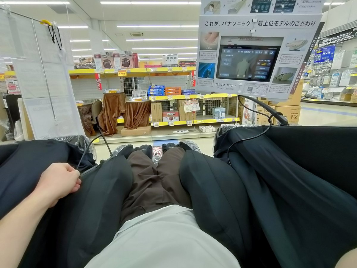 _origu's tweet photo. 家電量販店でマッサージチェアをお試し。パナソニックの最上位を体感しましたがお値段も最上位。身体がかるいかるいすごい😳楽器も仕事も身体に負担かけるのでメンテナンスにお金かけるのも必要だなとぼ〜っと考えてました。今年で50になりますし… https://t.co/rOmxNJWwPb