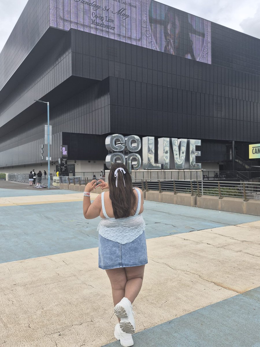 lcvelocketx's tweet photo. all our memories safe in my locket 🤍 #ManchesterLocketTour i miss you already, take me back https://t.co/kvF7Ky9GMX