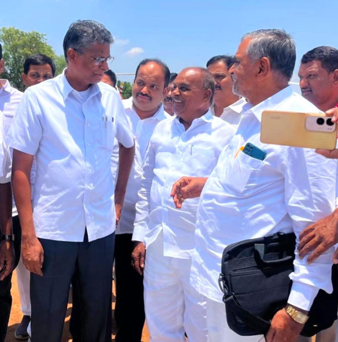 ucpshetty's tweet photo. ಕಾಂಗ್ರೆಸ್ ಪಕ್ಷದ ನಾಯಕರು, ನಿಕಟಪೂರ್ವ ಲೋಕೋಪಯೋಗಿ ಸಚಿವರು ಆದ ಶ್ರೀ @JarkiholiSatish  ಅವರಿಗೆ ಹುಟ್ಟು ಹಬ್ಬದ ಶುಭಾಶಯಗಳು.

ದೇವರು ನಿಮಗೆ ಉತ್ತಮ ಆರೋಗ್ಯ, ದೀರ್ಘ ಆಯುಷ್ಯ ಹಾಗೂ ಸಮಾಜ ಸೇವೆ ಮಾಡಲು ಇನ್ನಷ್ಟು ಶಕ್ತಿಯನ್ನು ನೀಡಲಿ ಎಂದು ಆಶಿಸುತ್ತೇನೆ. https://t.co/Su9wvwdpiD
