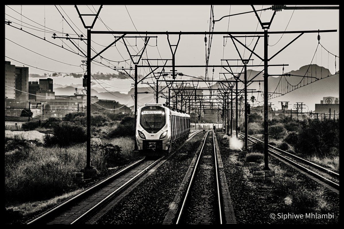 sphiwemhlambi's tweet photo. PRASA (Metrorail) - Cape Town https://t.co/7OUU8rtV5g