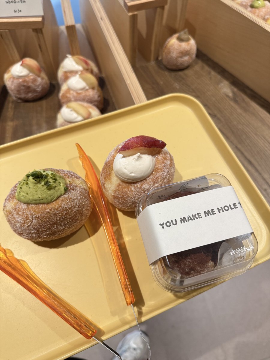 suntoapril's tweet photo. ร้านโดนัทที่ Hsinchu เผื่อใครแวะมาเมืองนี้แล้วอยากหาโดนัททาน แป้งสู้ I’m donut? ไม่ได้ แต่อร่อยอยู่นะ ไปตอนบ่ายละเหลือแค่นี้ มีโต๊ะให้นั่งทาน ในซอยนี้มีคาเฟ่อีกหลายร้านเลย 

📍 Weekend Planners 酵想 #รีวิวไต้หวัน https://t.co/kNGAFGZd5a