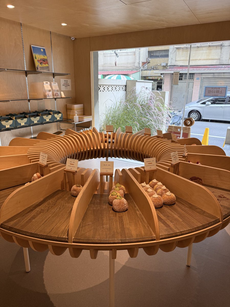 suntoapril's tweet photo. ร้านโดนัทที่ Hsinchu เผื่อใครแวะมาเมืองนี้แล้วอยากหาโดนัททาน แป้งสู้ I’m donut? ไม่ได้ แต่อร่อยอยู่นะ ไปตอนบ่ายละเหลือแค่นี้ มีโต๊ะให้นั่งทาน ในซอยนี้มีคาเฟ่อีกหลายร้านเลย 

📍 Weekend Planners 酵想 #รีวิวไต้หวัน https://t.co/kNGAFGZd5a