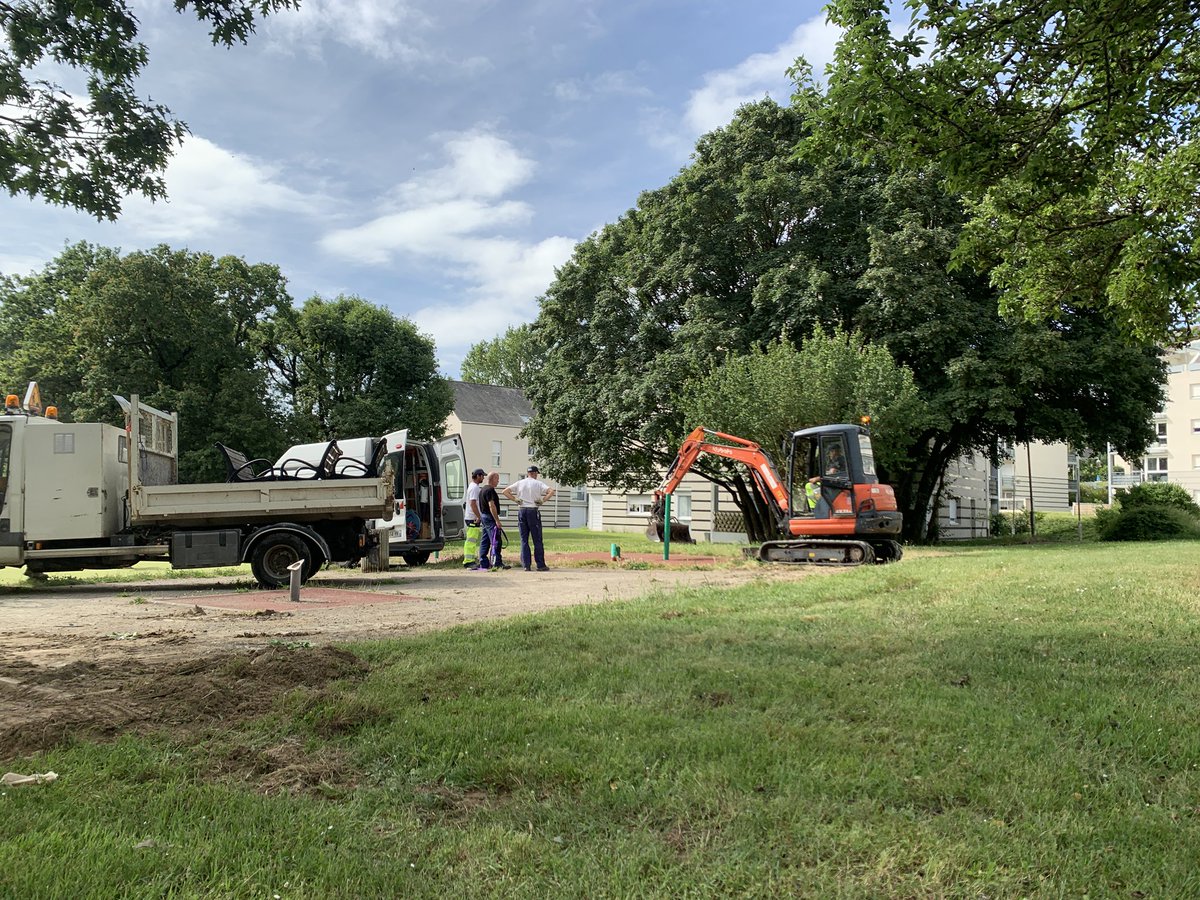 Angers_Jardins's tweet photo. Démarrage du chantier de réfection de l’aire de jeux de la triballerie #Angers quartier du lac de Maine, rue Proudhon du 1er juin au 15 juillet : installation de nouveaux jeux (toboggan, structure à grimper, table de ping-pong) de mobiliers, et aménagement paysager. #refection https://t.co/wr1MNxbF0M