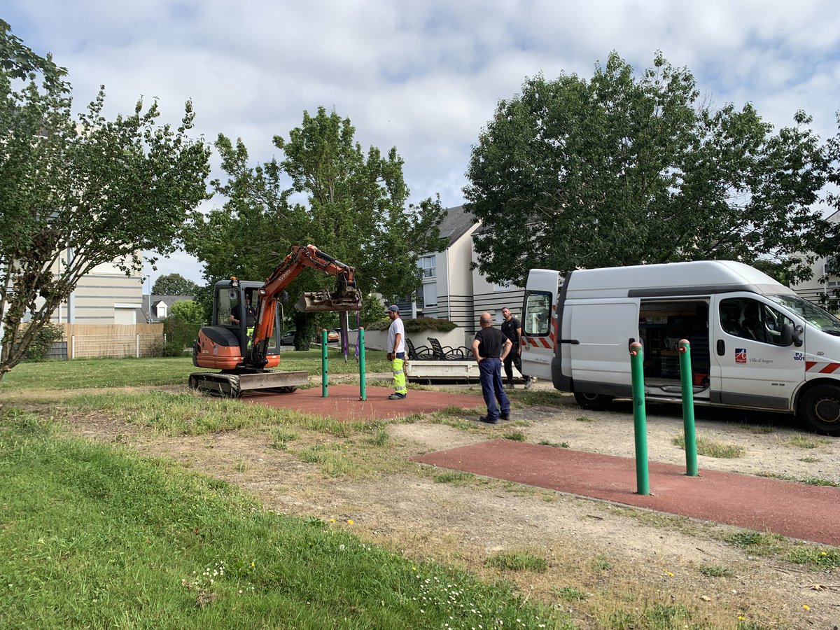 Angers_Jardins's tweet photo. Démarrage du chantier de réfection de l’aire de jeux de la triballerie #Angers quartier du lac de Maine, rue Proudhon du 1er juin au 15 juillet : installation de nouveaux jeux (toboggan, structure à grimper, table de ping-pong) de mobiliers, et aménagement paysager. #refection https://t.co/wr1MNxbF0M