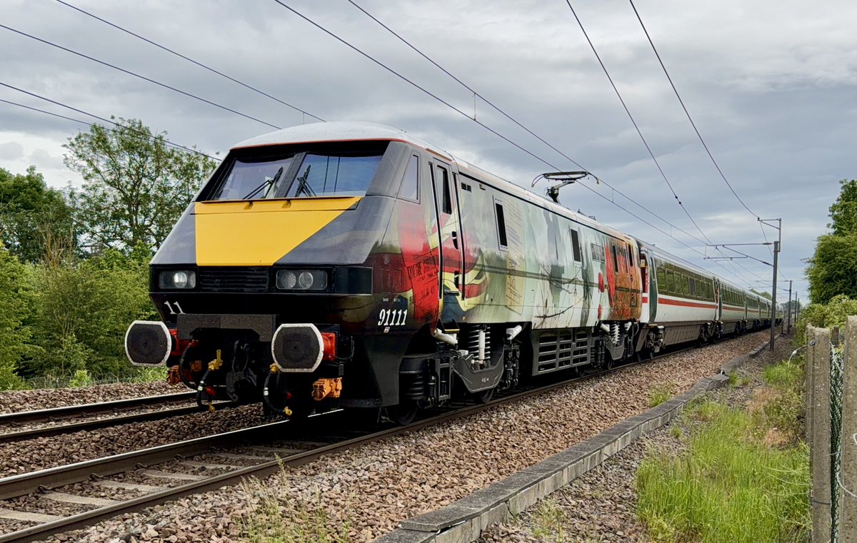 68thrash's tweet photo. A mixture of locos this morning at Wintersett. 70016 on the 6M89 1010 Dewsbury to Hope, 66792/715 on 0M72 0957 Doncaster Down Decoy to Longport, 66093 on 4L45 1003 Wakefield Europort to Felixstowe &amp; 91111 with the 1D08 0910 London KX  to Leeds. https://t.co/x6EE8xVAhf