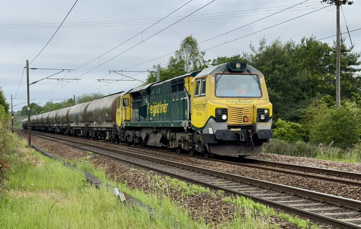 68thrash's tweet photo. A mixture of locos this morning at Wintersett. 70016 on the 6M89 1010 Dewsbury to Hope, 66792/715 on 0M72 0957 Doncaster Down Decoy to Longport, 66093 on 4L45 1003 Wakefield Europort to Felixstowe &amp; 91111 with the 1D08 0910 London KX  to Leeds. https://t.co/x6EE8xVAhf