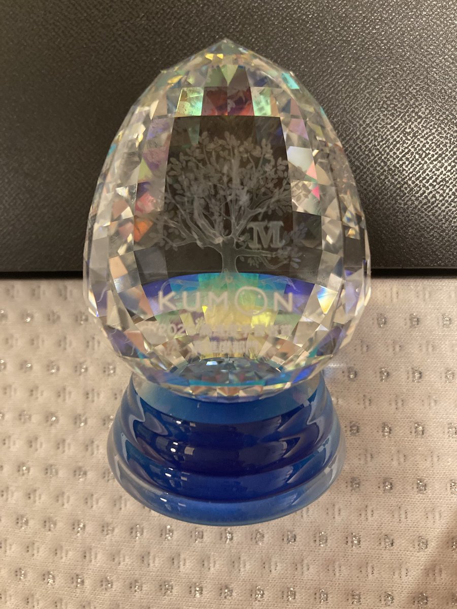 monologuedent's tweet photo. 娘がくもんでトロフィーもらってきました🏆頑張りました🎉
トロフィーというかオブジェに見えますが、あまりに美しいものでびっくりしました😳 https://t.co/RvwYAVRam8