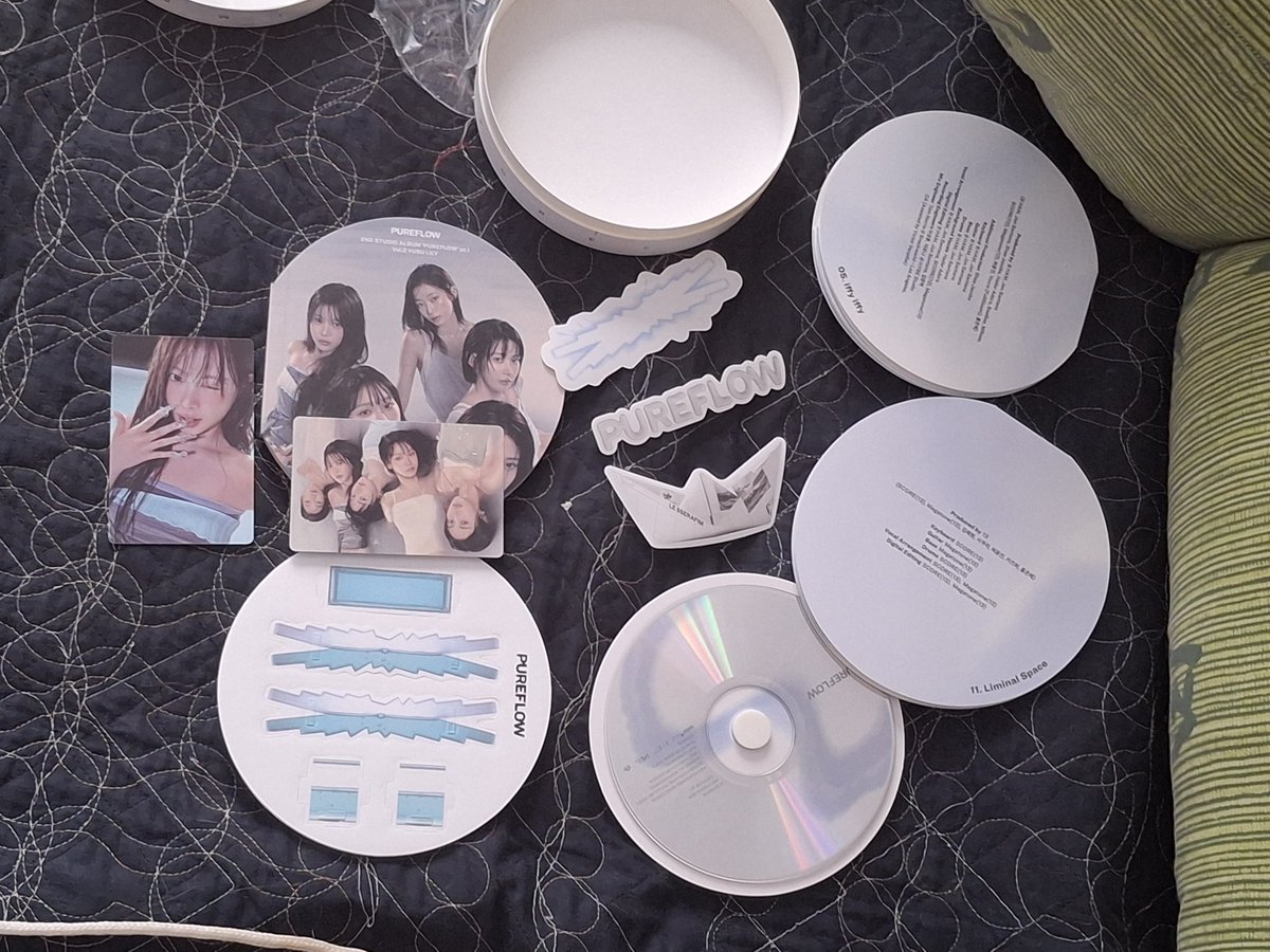 Ruiharuceo's tweet photo. I got pureflow album 💗 https://t.co/hBmuUmk1DX