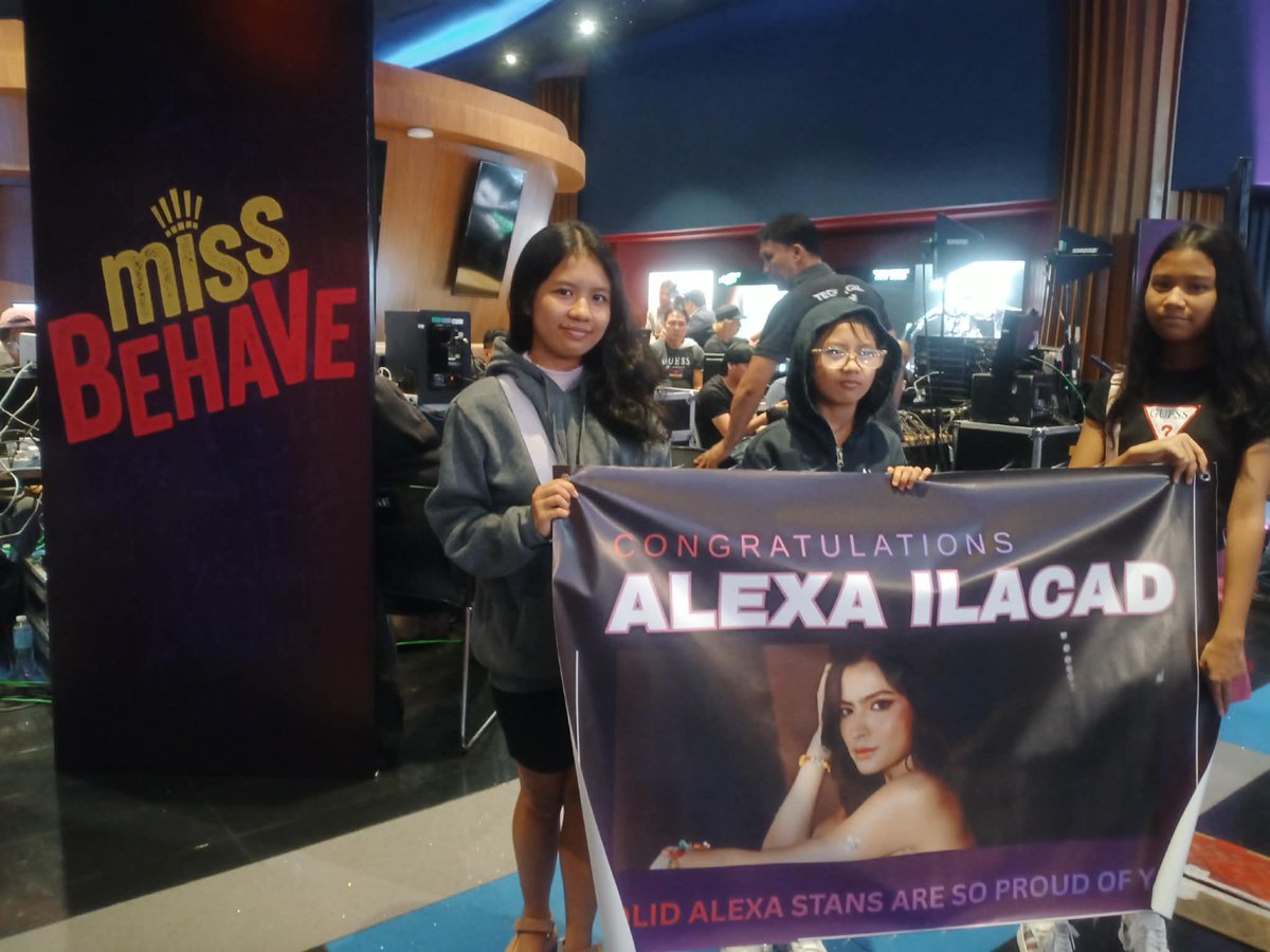 cctvofALEXA_'s tweet photo. Solid Alexa Stans 🩷🎀

MISS BEHAVE PREMIERE NIGHT
#AlexaIsMissBehave
#MissBehaveGrandPremiere https://t.co/JJG0KheLnP
