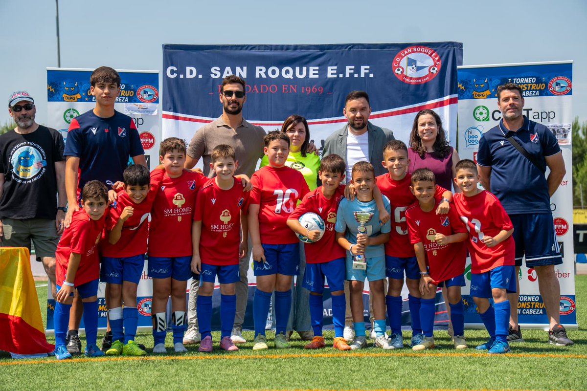 RFFM_oficial's tweet photo. 🫂 La RFFM acompañó al @cdsanroqueeff en su I Torneo en favor de https://t.co/0RzWEV75LU en la lucha contra el cáncer infantil.

⚽️ Solidaridad, ilusión y esperanza fueron los valores humanos protagonistas de una bonita jornada celebrada en el José Luis Sánchez Juez 🏟️. https://t.co/DykBpt6jHp