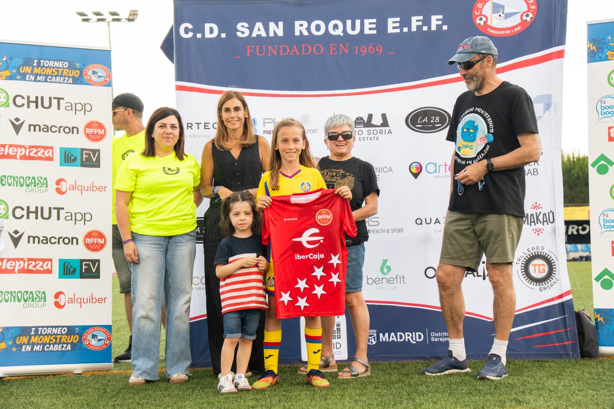 RFFM_oficial's tweet photo. 🫂 La RFFM acompañó al @cdsanroqueeff en su I Torneo en favor de https://t.co/0RzWEV75LU en la lucha contra el cáncer infantil.

⚽️ Solidaridad, ilusión y esperanza fueron los valores humanos protagonistas de una bonita jornada celebrada en el José Luis Sánchez Juez 🏟️. https://t.co/DykBpt6jHp