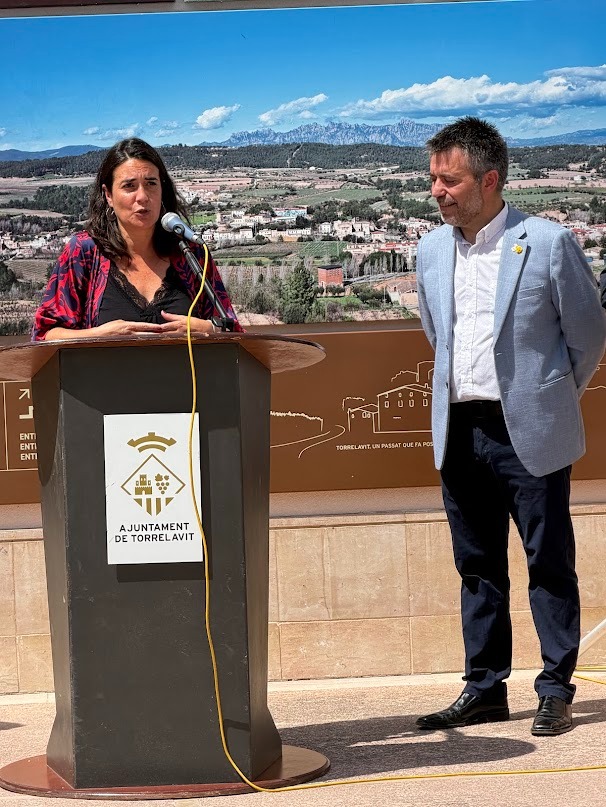 ercdiba's tweet photo. ✅️ @raquel_albiol inaugura amb Manuel Raventós, alcalde de #Torrelavit, la passarel·la del pont del carrer Molí i la remodelació de la façana del Casal de Cultura. Actuacions senzilles que tenen un gran impacte per millorar la vida de les persones https://t.co/VL4C7wJGFi