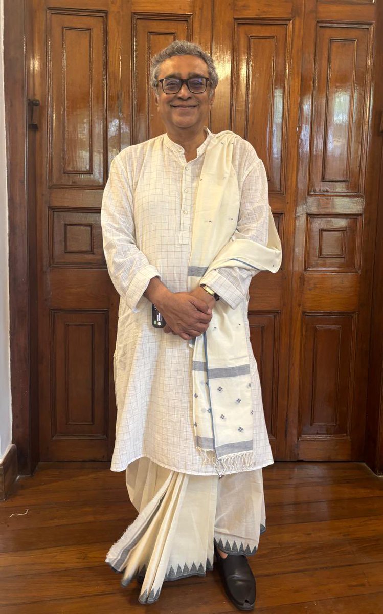 KanchanGupta's tweet photo. Thrilled to see my friend of four decades and professional colleague Swapan Dasgupta take oath of office as Minister in West Bengal Government.
We all who lived to see Bengal Reclaimed now look forward to his leading role in restoring Bengal’s lost glory.
All the best @swapan55 https://t.co/Mjn5WjIqZV