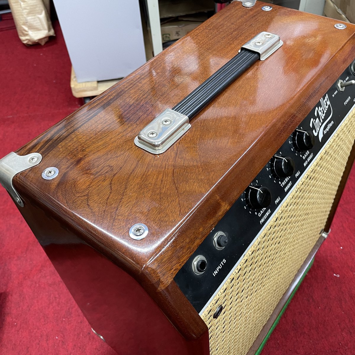 AlbitJp's tweet photo. Jim Kelley Single Reverbのオーバーホール完了。

日本初輸入時に弊社が全数検品を担当した思い出深いアンプです。

今回は真空管交換を中心としたメンテナンスに加え、スピーカーケーブル・電源ケーブルも交換。オーナー様によるキャビネット再塗装も相まって、往年の名機が見事によみがえりました。 https://t.co/qeSVcGkJcj