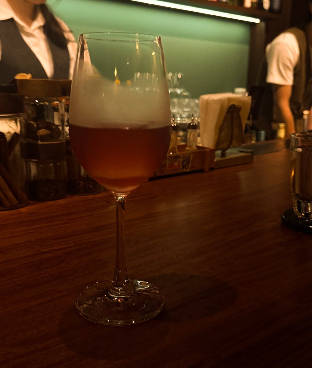 aaa80175017's tweet photo. A train through the city, a mood in the glass, a quiet buzz tonight.

#bar #alcohol #weekend https://t.co/NAUGK5yoLl