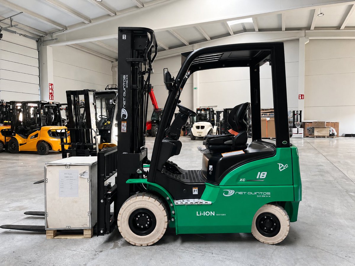 NetQuintos's tweet photo. 🚀 Seguimos sumando entregas y ayudando a nuestros clientes a mover sus negocios.

En esta ocasión estamos ultimando un pedido de una carretilla elevadora eléctrica de litio, lista para incorporarse a las operaciones de nuestro cliente y ayudarle a optimizar su logística diaria. https://t.co/9FFqaJp03t