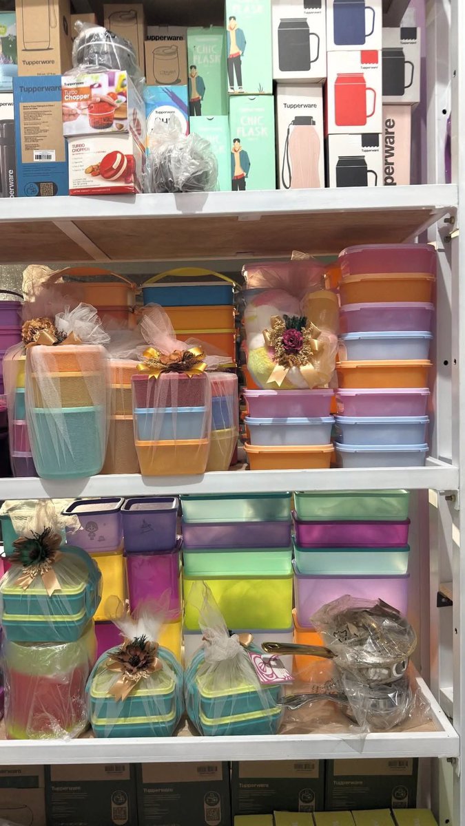 cadteya's tweet photo. ternyata masih ada yang jual tupperware smpai se-abrek abrek stocknya, masih cakep semua koleksi tupperwarenya ini🥺🫶🏻￼ https://t.co/t9vaY2X3ej