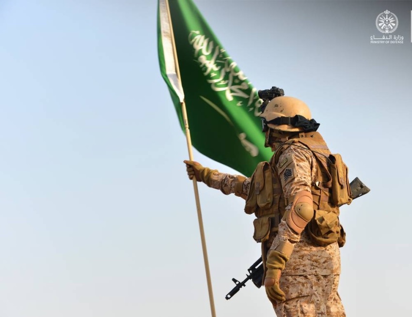 TSP_MILITARY's tweet photo. #صورة_اليوم | 

علم التوحيد 🇸🇦 شامخًا ومرفوعا بأيدي أبطالنا البواسل https://t.co/n4VMRi1wYj