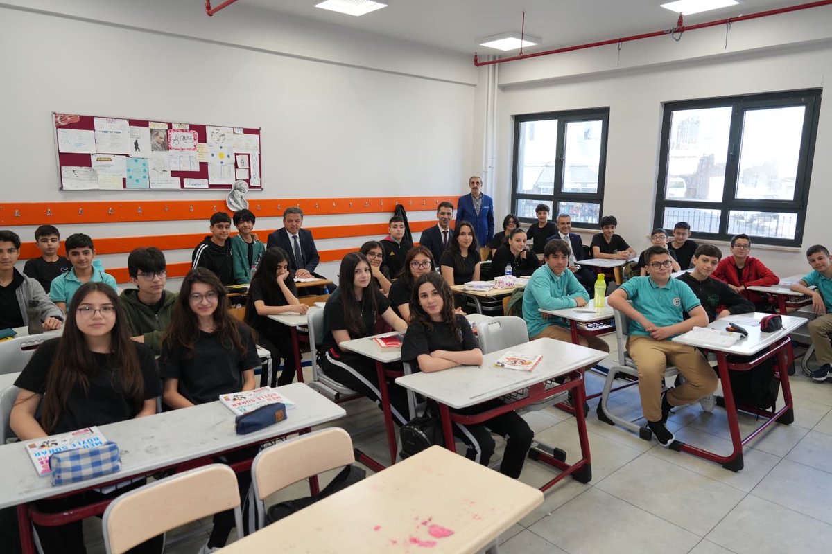 beyogluilcemem's tweet photo. Kaymakamımız Sn.A.Atakan Atasoy ve İlçe Milli Eğitim Müdürümüz Cevat Dervişoğlu, Beyoğlu Ortaokulunu ziyaret ederek öğretmenlerimiz ve öğrencilerimizle bir araya geldi.
@tcmeb 
@Yusuf__Tekin 
@ataatasoy19 
@MucahitYentur https://t.co/S0BttDJjqg
