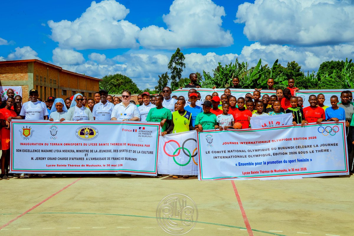 RTNBurundi's tweet photo. #Gitega: Célébration de la Journée internationale olympique, édition 2026
Le Comité National Olympique du Burundi #CNO a célébré ce samedi 30 mai 2026, la Journée internationale olympique. Les cérémonies se sont déroulées au Lycée Sainte-Thérèse de Mushasha, en @Gitega. Placée sous le thème « Ensemble pour la promotion du sport féminin », cette activité a été marquée par l’inauguration d’infrastructures sportives construites avec l’appui de l’Ambassade de France au Burundi, ainsi que par plusieurs compétitions sportives réunissant des élèves filles de différents établissements de la ville de Gitega.
Une journée dédiée à la promotion du sport féminin
La célébration de la Journée internationale olympique a rassemblé plusieurs personnalités, dont la Ministre de @MinJSCBdi dans ses attributions et Présidente du Comité National Olympique du Burundi, Lydia Nsekera, le représentant de de @franceauburundi , ainsi que des responsables administratifs et éducatifs.
Cette édition 2026 avait pour objectif de promouvoir la pratique du sport chez les jeunes filles, et de sensibiliser la communauté éducative à l’importance du sport dans le développement de la jeunesse. Les participantes ont ainsi pris part à différentes activités sportives dans une ambiance de convivialité et de fair-play.
De nouvelles infrastructures sportives pour le Lycée Sainte-Thérèse de Mushasha
L’un des moments forts de la journée a été la remise officielle des infrastructures sportives aménagées au Lycée Sainte-Thérèse de Mushasha, grâce au soutien de @franceauburundi.
Ces nouvelles infrastructures permettront aux élèves de pratiquer plusieurs disciplines sportives dans de meilleures conditions. Les autorités présentes ont salué cette coopération qui contribue à l’amélioration des conditions d’apprentissage et à l’épanouissement des jeunes à travers le sport.
Les responsables de l’établissement ont exprimé leur satisfaction face à cette réalisation qui vient renforcer les activités sportives scolaires et encourager davantage la participation des filles aux compétitions.
Des compétitions interscolaires riches en émotions
Plusieurs rencontres sportives ont animé cette journée. Les élèves filles du Lycée Sainte-Thérèse de Mushasha, du Lycée Notre-Dame de la Sagesse, du Lycée Regina Pacis et du Lycée Santa Teresina, se sont affrontées dans des matchs de basketball, volleyball, handball et netball.
Au terme des compétitions, le Lycée Sainte-Thérèse de Mushasha s’est distingué en remportant plusieurs rencontres. Des prix composés de ballons et d’enveloppes d’encouragement ont été remis aux joueuses des différentes écoles pour récompenser leurs efforts et leur esprit sportif.
Dans son allocution, la Ministre Lydia Nsekera a encouragé les élèves à pratiquer régulièrement le sport. Elle a souligné que l’activité physique contribue à la bonne santé, au développement personnel et à la préparation de l’avenir. Selon elle, le sport aide également les jeunes à développer la discipline, la confiance en soi et une vision claire de leur futur.
À travers cette célébration de la Journée internationale olympique, le Burundi réaffirme son engagement en faveur de la promotion du sport féminin. Entre nouvelles infrastructures et compétitions scolaires, cette initiative ouvre de nouvelles perspectives pour l’émergence des talents sportifs féminins dans le pays.