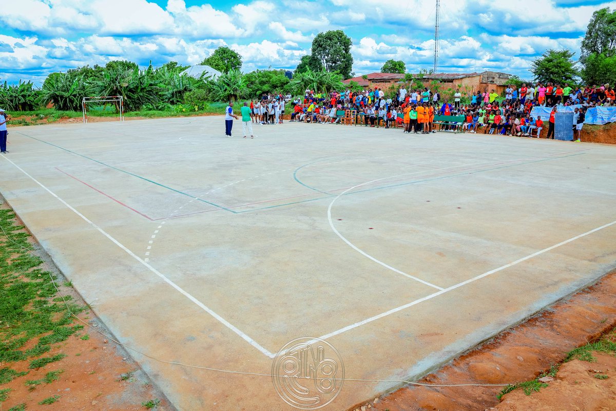 RTNBurundi's tweet photo. #Gitega: Célébration de la Journée internationale olympique, édition 2026
Le Comité National Olympique du Burundi #CNO a célébré ce samedi 30 mai 2026, la Journée internationale olympique. Les cérémonies se sont déroulées au Lycée Sainte-Thérèse de Mushasha, en @Gitega. Placée sous le thème « Ensemble pour la promotion du sport féminin », cette activité a été marquée par l’inauguration d’infrastructures sportives construites avec l’appui de l’Ambassade de France au Burundi, ainsi que par plusieurs compétitions sportives réunissant des élèves filles de différents établissements de la ville de Gitega.
Une journée dédiée à la promotion du sport féminin
La célébration de la Journée internationale olympique a rassemblé plusieurs personnalités, dont la Ministre de @MinJSCBdi dans ses attributions et Présidente du Comité National Olympique du Burundi, Lydia Nsekera, le représentant de de @franceauburundi , ainsi que des responsables administratifs et éducatifs.
Cette édition 2026 avait pour objectif de promouvoir la pratique du sport chez les jeunes filles, et de sensibiliser la communauté éducative à l’importance du sport dans le développement de la jeunesse. Les participantes ont ainsi pris part à différentes activités sportives dans une ambiance de convivialité et de fair-play.
De nouvelles infrastructures sportives pour le Lycée Sainte-Thérèse de Mushasha
L’un des moments forts de la journée a été la remise officielle des infrastructures sportives aménagées au Lycée Sainte-Thérèse de Mushasha, grâce au soutien de @franceauburundi.
Ces nouvelles infrastructures permettront aux élèves de pratiquer plusieurs disciplines sportives dans de meilleures conditions. Les autorités présentes ont salué cette coopération qui contribue à l’amélioration des conditions d’apprentissage et à l’épanouissement des jeunes à travers le sport.
Les responsables de l’établissement ont exprimé leur satisfaction face à cette réalisation qui vient renforcer les activités sportives scolaires et encourager davantage la participation des filles aux compétitions.
Des compétitions interscolaires riches en émotions
Plusieurs rencontres sportives ont animé cette journée. Les élèves filles du Lycée Sainte-Thérèse de Mushasha, du Lycée Notre-Dame de la Sagesse, du Lycée Regina Pacis et du Lycée Santa Teresina, se sont affrontées dans des matchs de basketball, volleyball, handball et netball.
Au terme des compétitions, le Lycée Sainte-Thérèse de Mushasha s’est distingué en remportant plusieurs rencontres. Des prix composés de ballons et d’enveloppes d’encouragement ont été remis aux joueuses des différentes écoles pour récompenser leurs efforts et leur esprit sportif.
Dans son allocution, la Ministre Lydia Nsekera a encouragé les élèves à pratiquer régulièrement le sport. Elle a souligné que l’activité physique contribue à la bonne santé, au développement personnel et à la préparation de l’avenir. Selon elle, le sport aide également les jeunes à développer la discipline, la confiance en soi et une vision claire de leur futur.
À travers cette célébration de la Journée internationale olympique, le Burundi réaffirme son engagement en faveur de la promotion du sport féminin. Entre nouvelles infrastructures et compétitions scolaires, cette initiative ouvre de nouvelles perspectives pour l’émergence des talents sportifs féminins dans le pays.