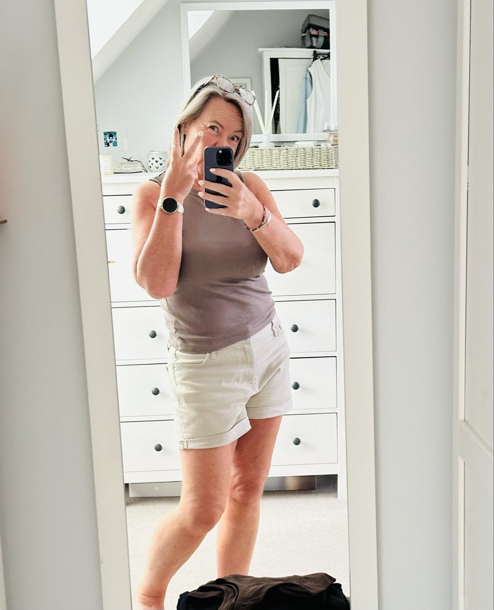 JeanBarber's tweet photo. 2 fingers up to the simps https://t.co/wESB6s6Vlj