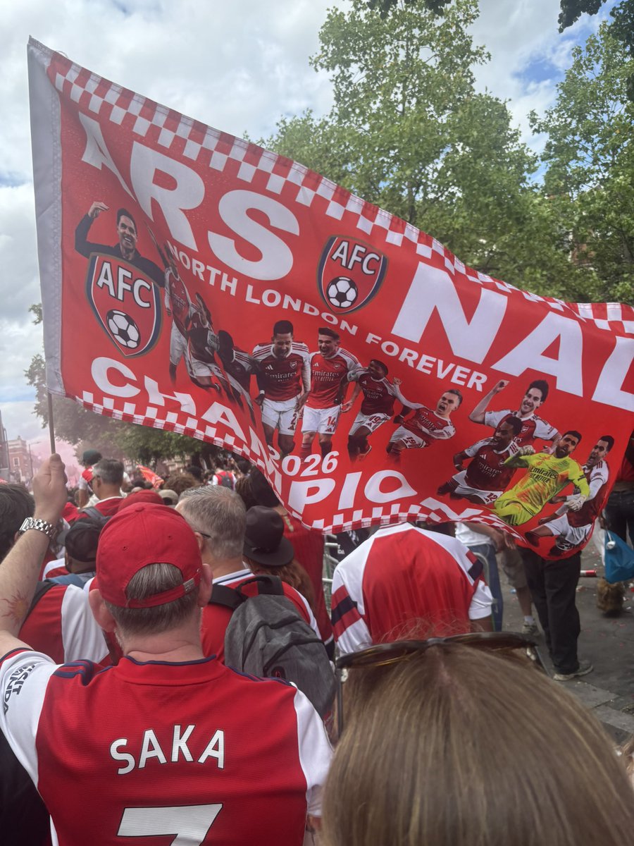 Chophening's tweet photo. THE ARSENAL 🔴⚪️. WHAT A CLUB. https://t.co/5fpC24AlYU