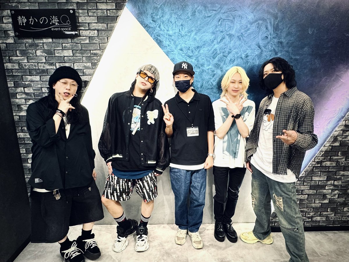 codomo_official's tweet photo. 「ニュースタンダード」
LIVE DVDインストアイベント
fiveStars 
静かの海
お越頂いた皆様ありがとうございました🙌

両部共に笑いの絶えない楽しい時間でした😂

𝙉𝙚𝙭𝙩 ︎
Royz Presents「家族祭」
6月5日(金)川崎CLUB CITTA' https://t.co/Ghv5kFklWe