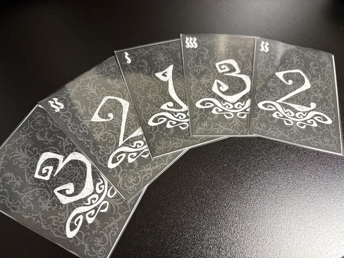 MorokyuPCG's tweet photo. 「黒魔術」
製作: プレリコ開発(@plarecor_CG)さん

運ゲーじゃないカードゲーム!?🤔

数字カード(画像2枚目)からなるメインデッキと
効果カード(画像3枚目)からなるサブデッキで構成されたゲーム

ゲームにおけるプレイヤーの動きをざっくり書くと
1. 手札を1枚までコストエリアに置く
2. 手札の数字カードをコストを支払って場に出す
3. 場に出した数字カードに該当するサブデッキの効果カードを“1枚自由に選んで”使用する
というもの

勝利条件はどちらかが先に特定の勝利点カードを3枚使用すれば勝ち

お互いデッキの中身は同じため、ほぼ運要素のない中で、相手のデッキの残りカードとコストの貯まり方を見て、自分が勝ち切れるルートを模索することになる

ハンデスやキャンセルカードが多く、動きの読み合いがシビアで楽しい！🙌

また、本作はボードゲームライクな効果カードが多いが、このシステムをTCGで例えるなら、「手札のXコストと書かれたカードを場に出せば、対応するコストのカードをエクストラデッキから任意に選んで出せる」というもの

このシステムが採用されたTCGであれば、通常のTCGと比較して運要素が激減し、ゲームのメイン要素が“読み合い”になること請け合いである

少し前に話題になった「運ゲーじゃないカードゲームとは」という議論に対する、１つの答えの形かもしれない

勉強にもなる非常に良い一作

#ゲームマーケット2026春戦利品