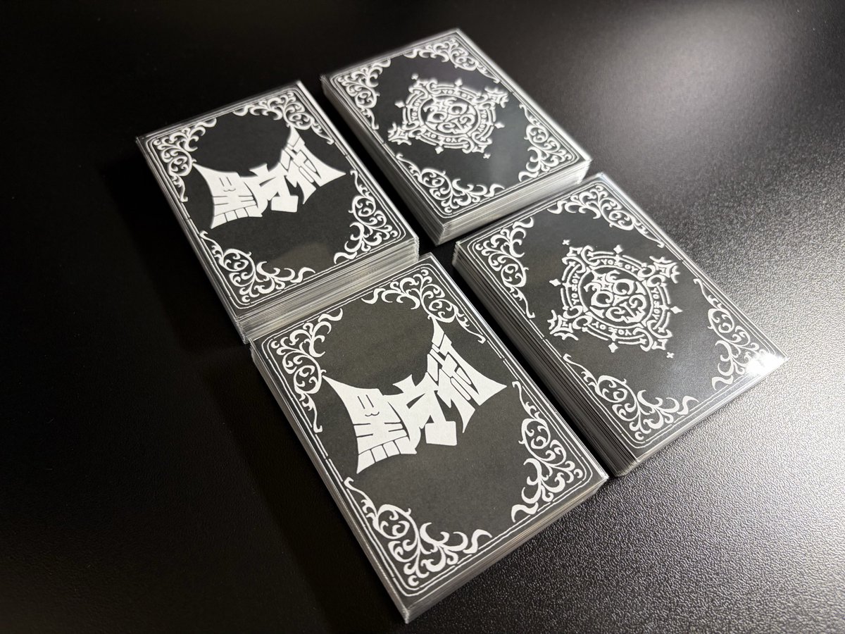 MorokyuPCG's tweet photo. 「黒魔術」
製作: プレリコ開発(@plarecor_CG)さん

運ゲーじゃないカードゲーム!?🤔

数字カード(画像2枚目)からなるメインデッキと
効果カード(画像3枚目)からなるサブデッキで構成されたゲーム

ゲームにおけるプレイヤーの動きをざっくり書くと
1. 手札を1枚までコストエリアに置く
2. 手札の数字カードをコストを支払って場に出す
3. 場に出した数字カードに該当するサブデッキの効果カードを“1枚自由に選んで”使用する
というもの

勝利条件はどちらかが先に特定の勝利点カードを3枚使用すれば勝ち

お互いデッキの中身は同じため、ほぼ運要素のない中で、相手のデッキの残りカードとコストの貯まり方を見て、自分が勝ち切れるルートを模索することになる

ハンデスやキャンセルカードが多く、動きの読み合いがシビアで楽しい！🙌

また、本作はボードゲームライクな効果カードが多いが、このシステムをTCGで例えるなら、「手札のXコストと書かれたカードを場に出せば、対応するコストのカードをエクストラデッキから任意に選んで出せる」というもの

このシステムが採用されたTCGであれば、通常のTCGと比較して運要素が激減し、ゲームのメイン要素が“読み合い”になること請け合いである

少し前に話題になった「運ゲーじゃないカードゲームとは」という議論に対する、１つの答えの形かもしれない

勉強にもなる非常に良い一作

#ゲームマーケット2026春戦利品