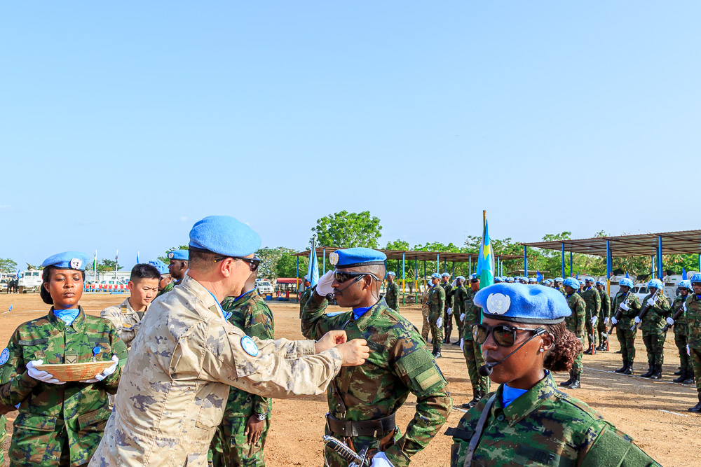 unmissmedia's tweet photo. “Every medal awarded celebrates the courage and resilience of our brave peacekeepers, who demonstrate the highest standards of discipline, operational effectiveness, and teamwork in a challenging environment,” said #UNMISS Force Commander Major-General Junhui Wu.
In Malakal 🇸🇸, #SouthSudan, 464 #Rwandan 🇷🇼 and 565 #Indian 🇮🇳 Blue Helmets, including 53 women, received the @UN Medal of Honor🎖️ for their dedication to protecting civilians through patrols, community engagement, veterinary camps, women’s self-defense training, combating gender violence, and improving humanitarian access.
#A4P #InvestInPeace
