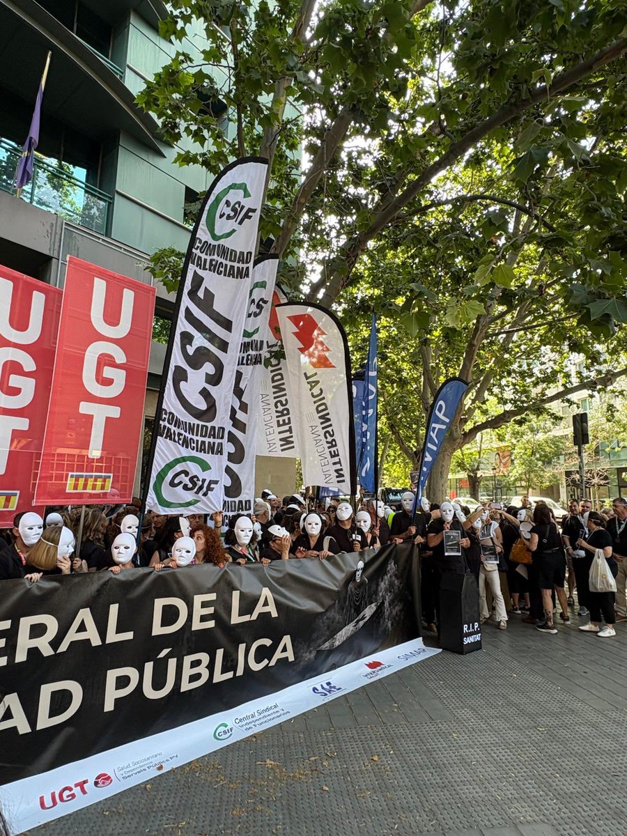 intersindicals3's tweet photo. La sanidad pública no se vende, se defiende. Hoy alzamos la voz por una atención digna para todos.
Funeral de la sanidad pública 🪦 https://t.co/jhAps5RA31